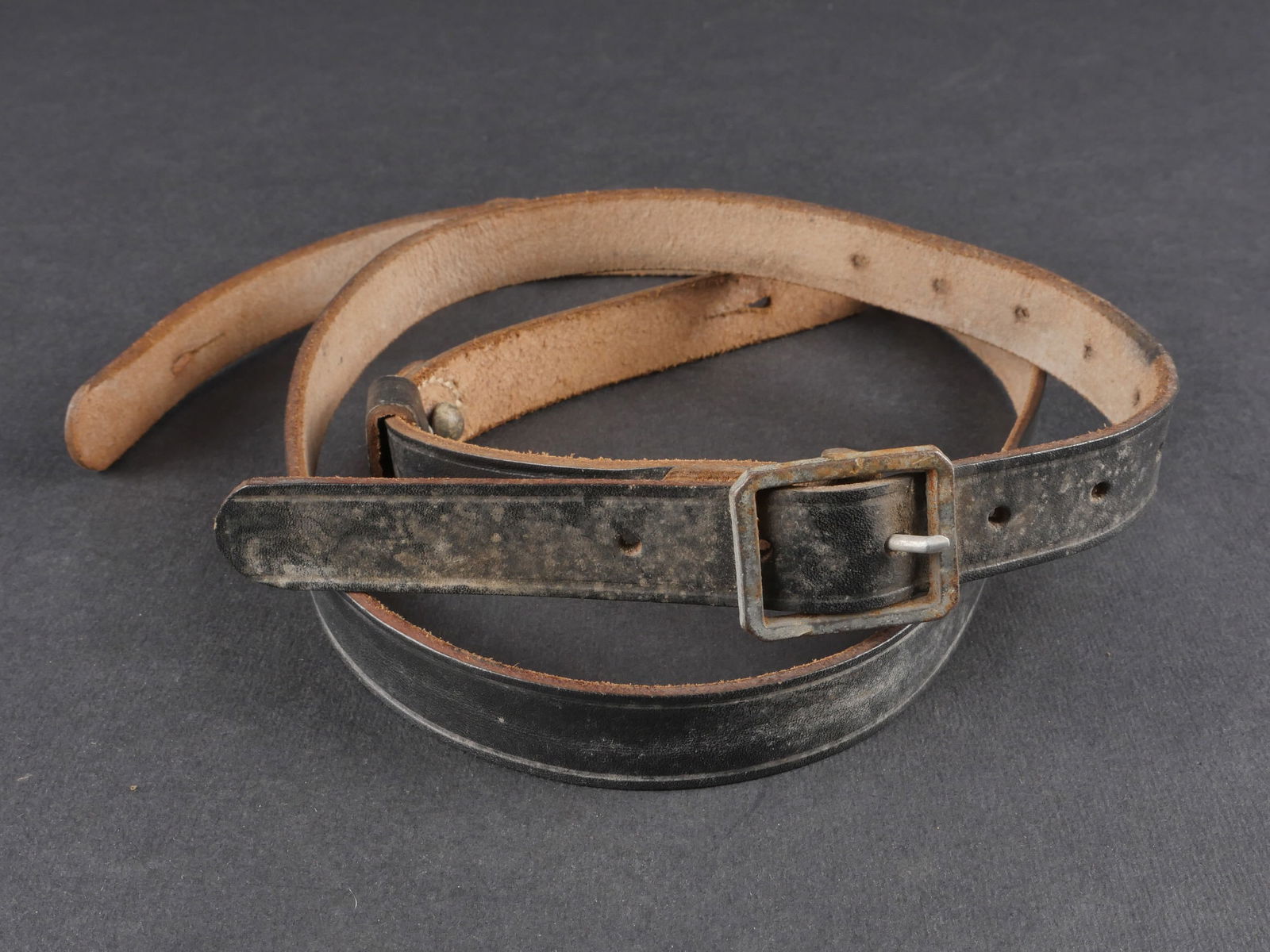 Sangle de housse de jumelle. Binocular case strap: Sangle de transport pour housse de jumelles allemandes en cuir noir epais. Complete. Aucun marquage visible. a noter une certaine usure et patine de la piece. etat II+. Carrying strap for German binoc