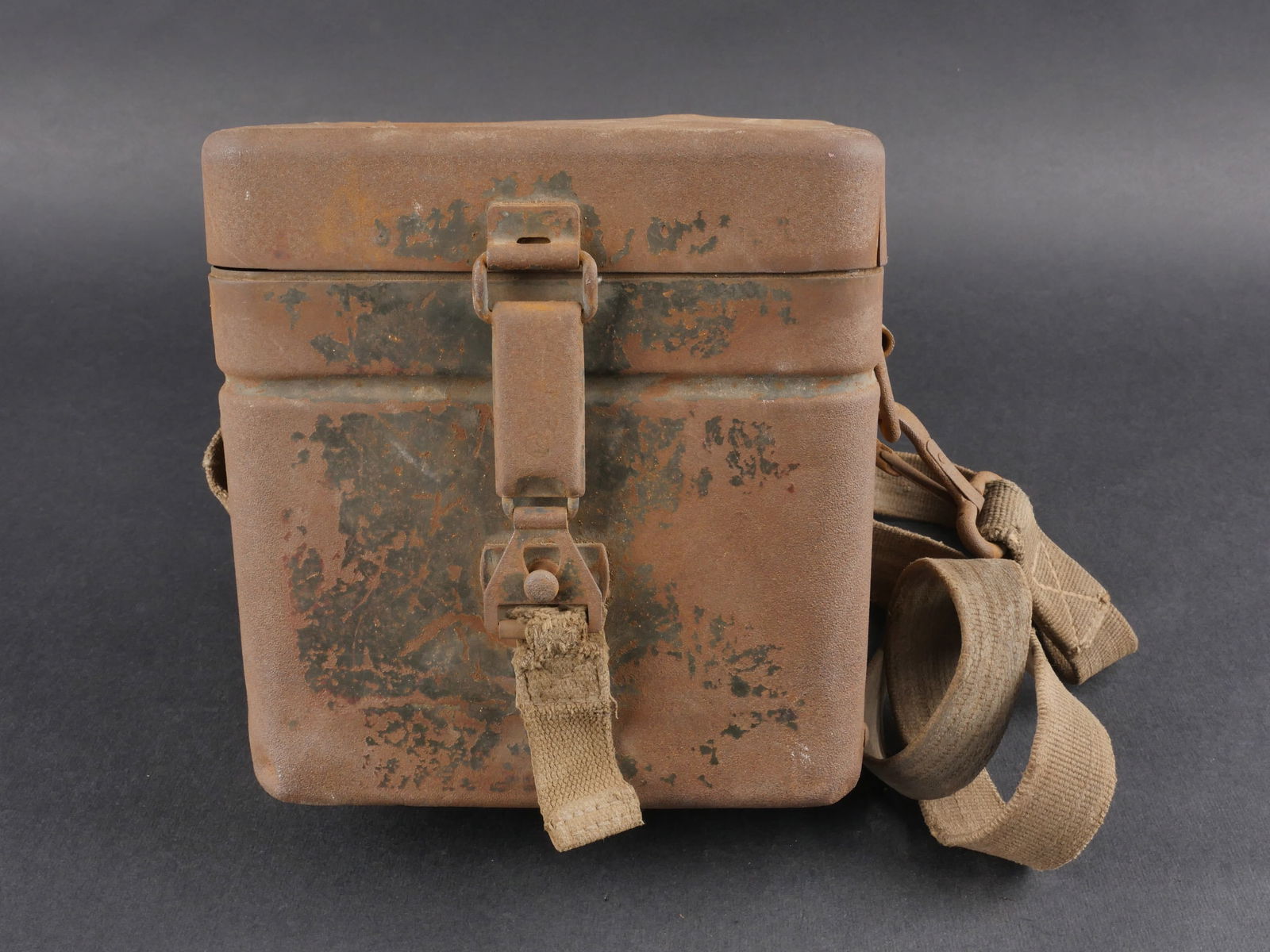 Boitier pour viseur de mortier. Case for mortar sight: Boitier pour viseur de mortier en metal, fortement oxyde. Restes de peinture a 20 %. Tirette de fermeture et sangle de transport completes. Attaches arriere incompletes. Racks internes presents. Acces