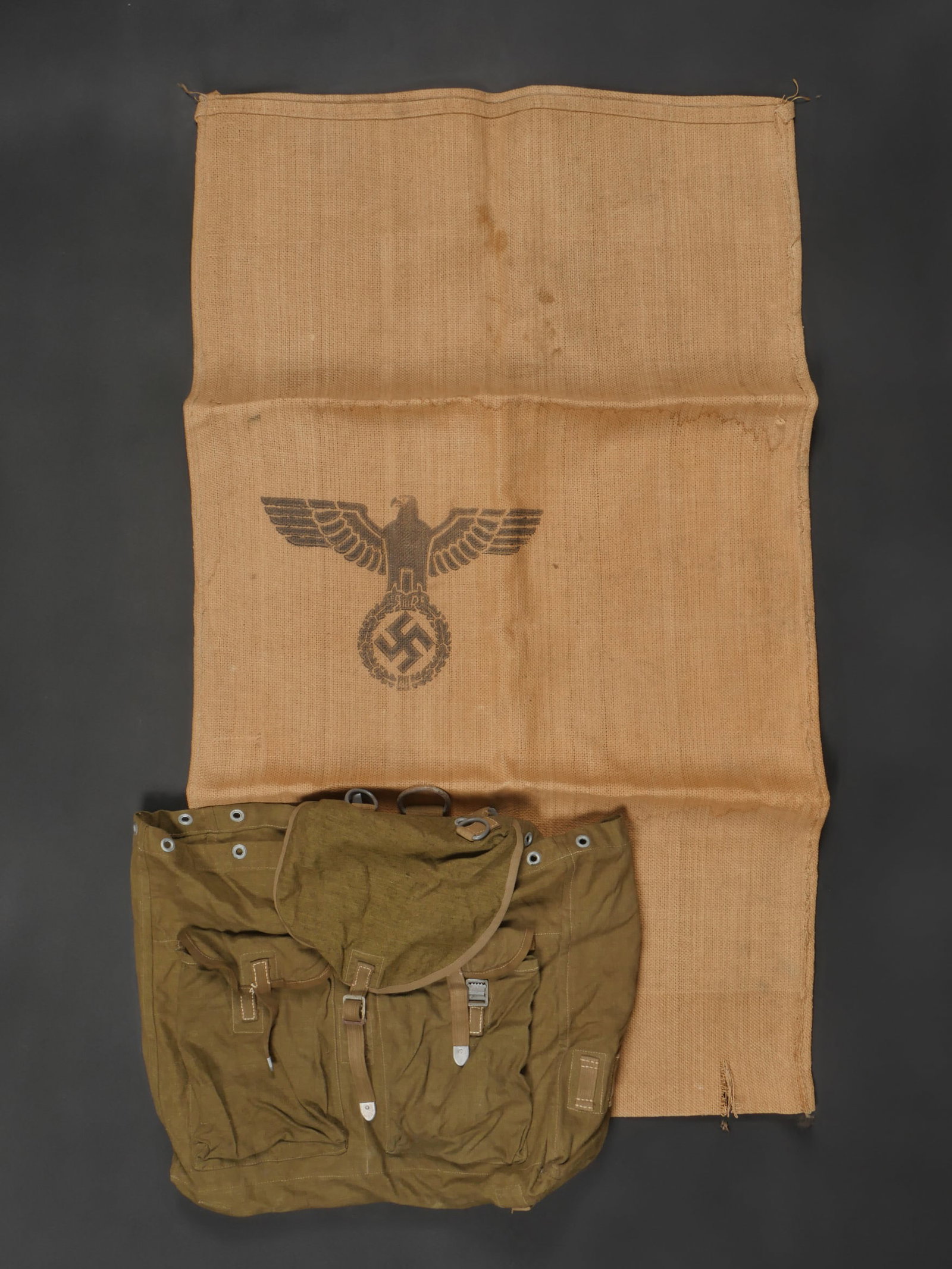 Ensemble de sacs allemand. Set of german backpack.: Ensemble de sacs allemands comprenant un sac a dos en forte toile Feldgrau et toile jaune sable avec la majorite des sangles presentes. Bretelles et cordon de serrage manquants. Marquages illisibles. 