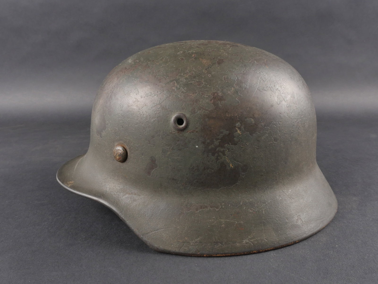 Casque allemand. German helmet.: Casque allemand modele M-40. Fabrication et numero de lot illisibles. Coiffe en cuir complete avec cordon de serrage posterieur. Jugulaire en cuir datee 1939. Peinture exterieure a 70 %. Usure moderee
