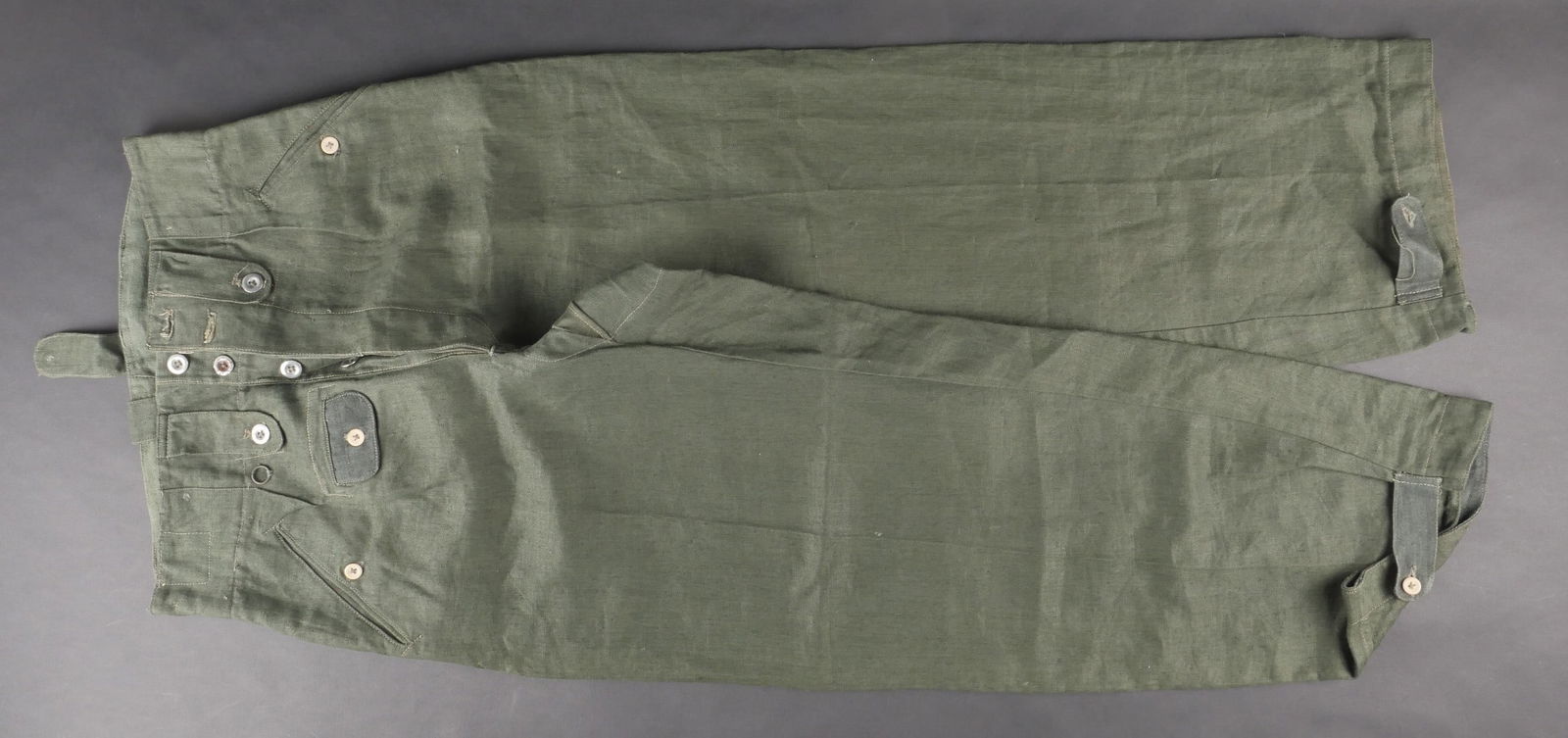 Pantalon treillis de la Heer. German trousers.: Pantalon treillis de la Heer en coton Feldgrau. Tous les boutons sont presents. Pattes de serrage aux jambes completes. Rabat de la poche a gousset en tissu plus fonce. Attaches pour bretelles complet