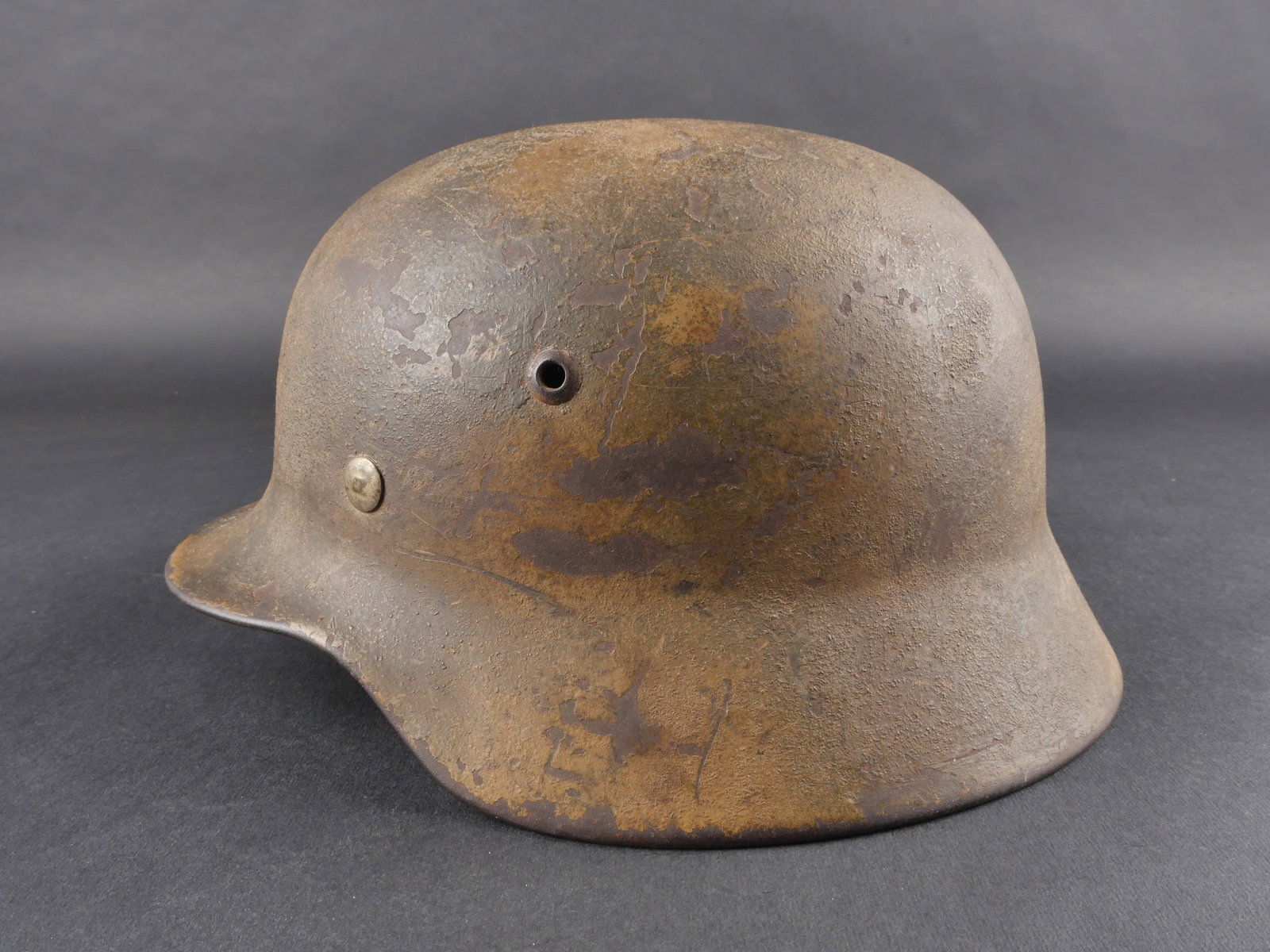 Casque camoufle allemand. German Camouflaged helmet.: Casque camoufle de la Heer, modele M-40, fabrication ET64, numero de lot 078. Coiffe en cuir complete avec cordon de serrage. Indication nominative Wedel Uffz visible a l’interieur. Jugulaire manqua