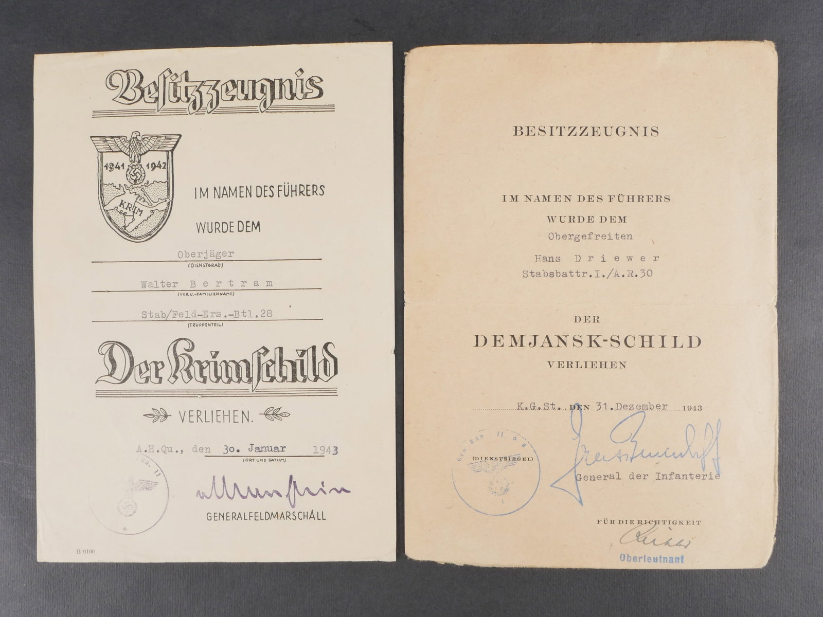 Diplomes allemand. German certificates: Diplomes allemands comprenant un diplome en papier Krimschild attribue a l’Oberjager Walter Bertram, Stab Feld Ers Btl 28, date du 30 janvier 1943, avec signature imprimee du Generalfeldmarschall. U