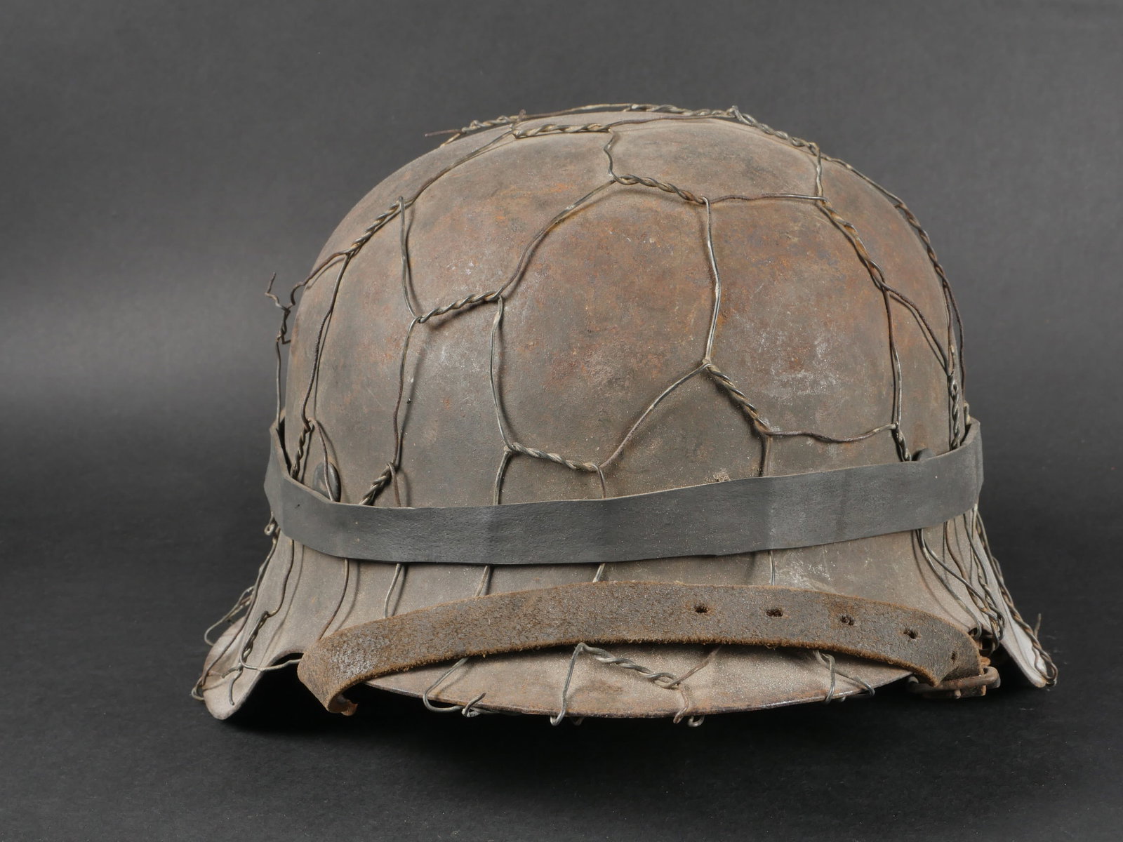 Casque allemand. German helmet.: Casque allemand. Coque de casque modele M42, fabrication CKL 64, numero de lot 4935. Coiffe en cuir complete, cordon de serrage manquant. Indication nominative W Woisch Will Frans 0 20 805/44LK. Jugul