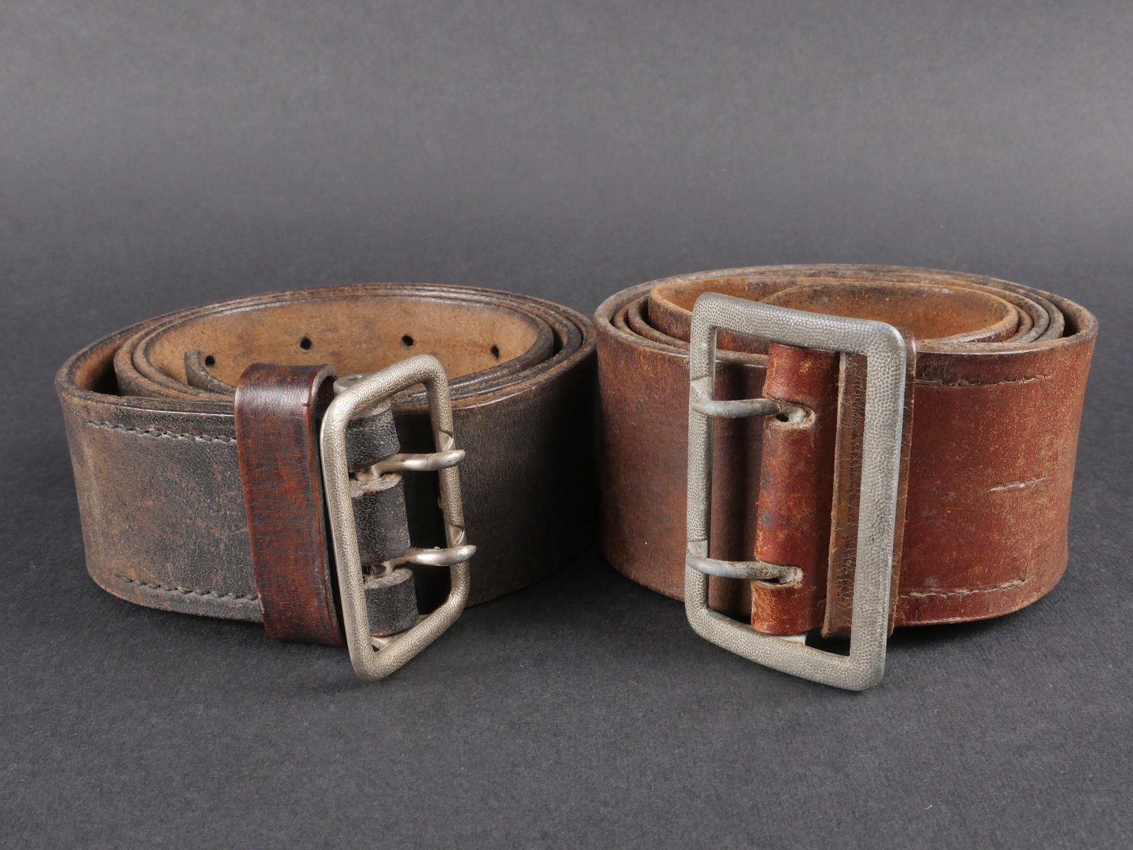 Ceinturons allemand. German officer belts.: Ceinturons d’officier allemand comprenant un ceinturon en cuir avec passants presents, boucle a deux ardillons en metal grenele, marque Zugw Robert Metzger Polizei Reiter Abteilung I III Schwadron 1