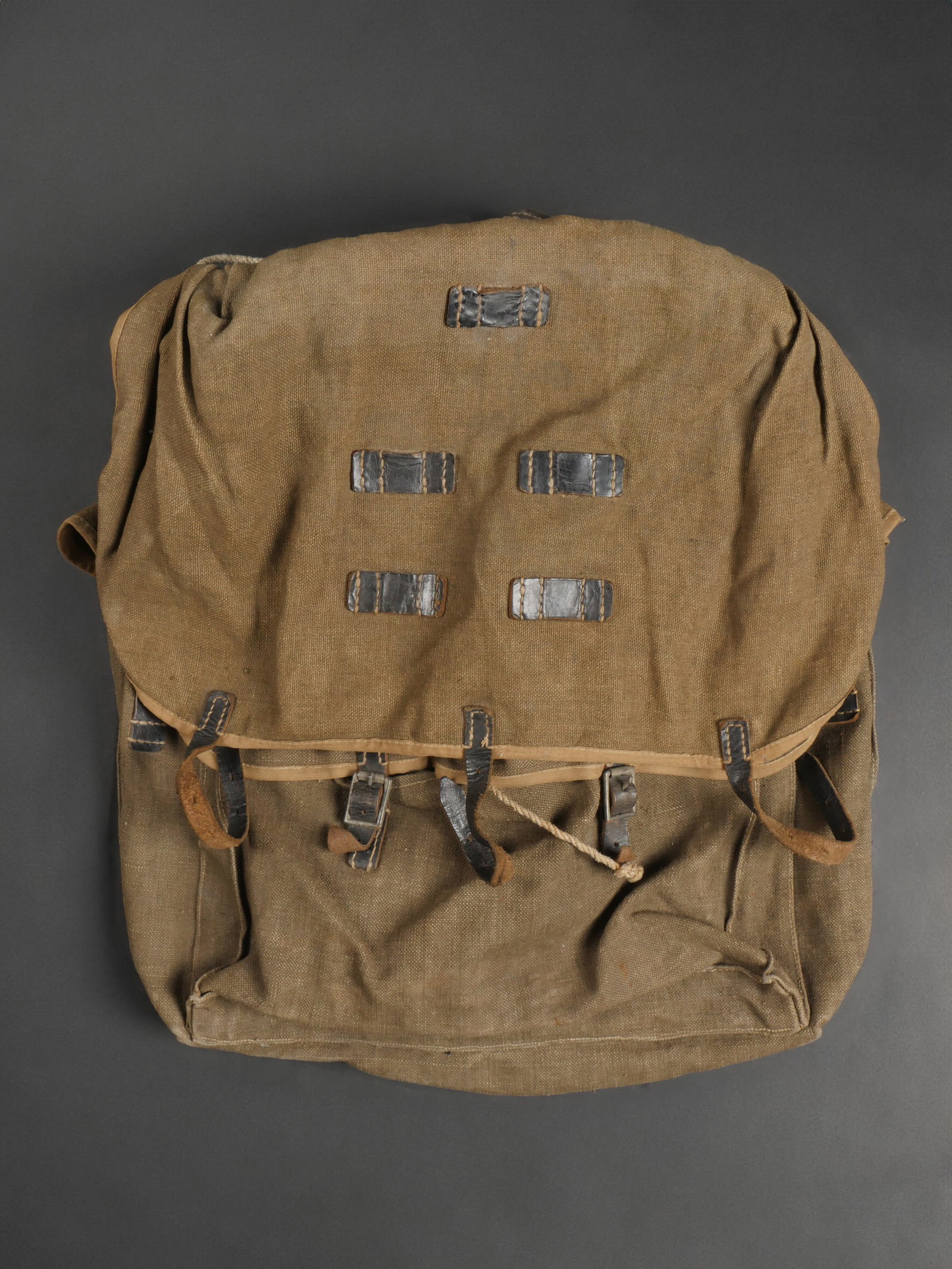 Sac a dos allemand. German backpack.: Sac a dos allemand. Confectionne en toile resistante de couleur Feldgrau. Renforts de poches et bordures en toile jaune sable. L’ensemble des sangles est present toutefois, une sangle dorsale est in