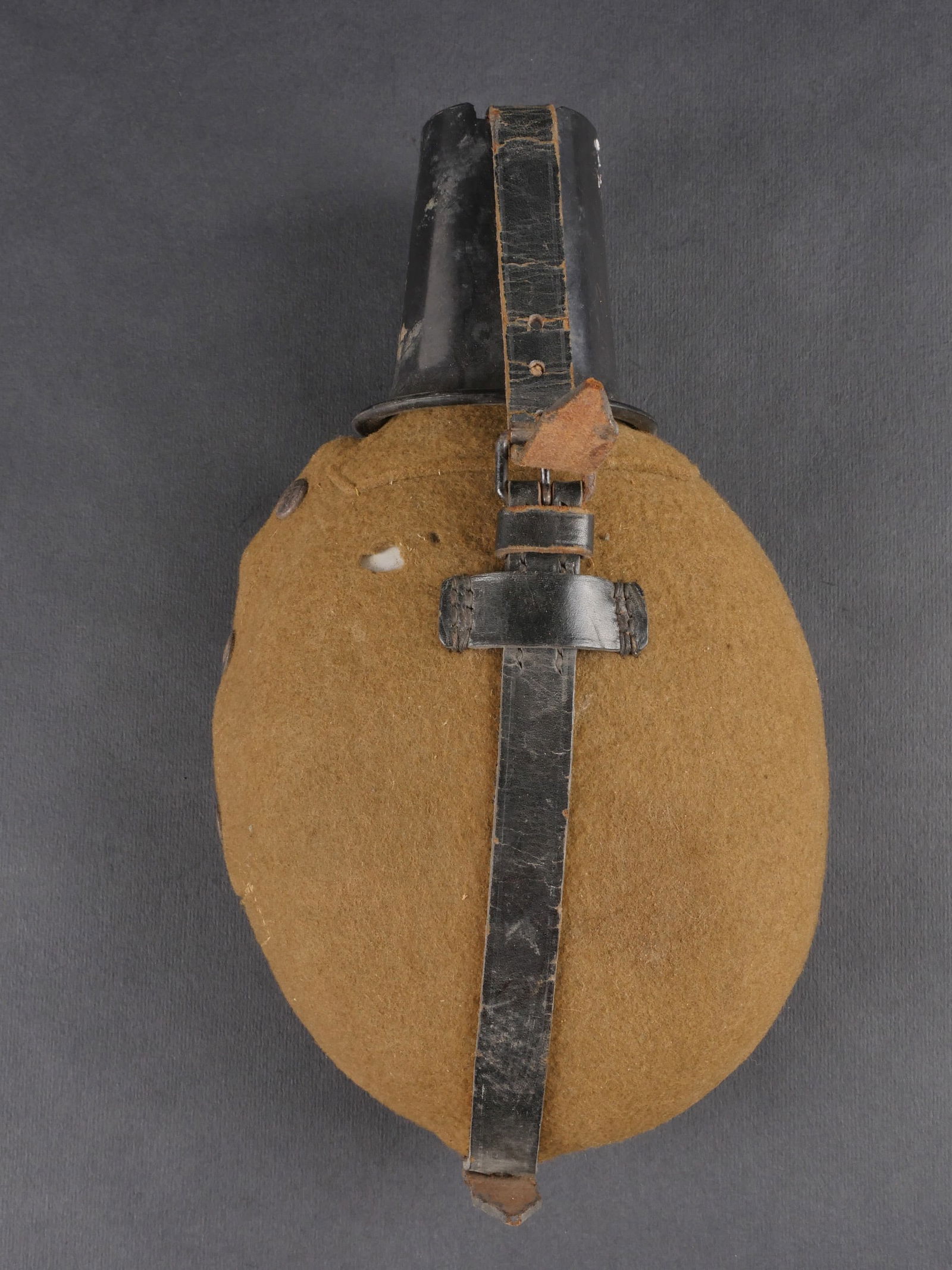 Gourde allemande. German canteen.: Gourde allemande. Corps en aluminium, fabrication REI 41. Bouchon en bakelite noire complet. Housse en feutrine Feldgrau avec renfort en drap au dos. Boutons-pression fonctionnels. Harnais en cuir com