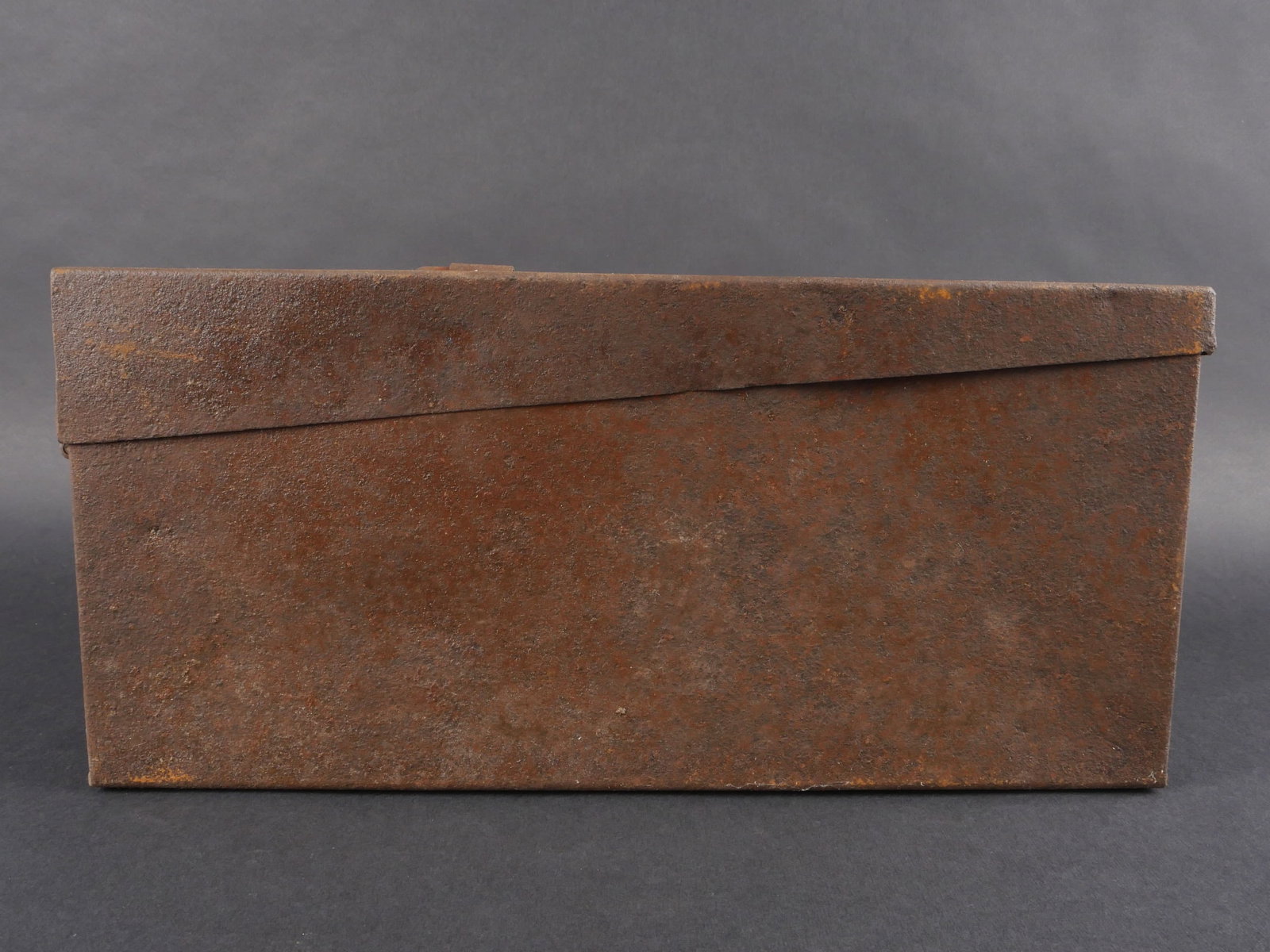 Caisse MG provenant de Normandie. MG box from Normandy.: Caisse MG provenant de Normandie. Caisse en metal, avec protections en cuir sur les poignees. Peinture conservee a environ 20 %. Couvercle marque IV EK 2349, date 1941. Selon les informations du vende
