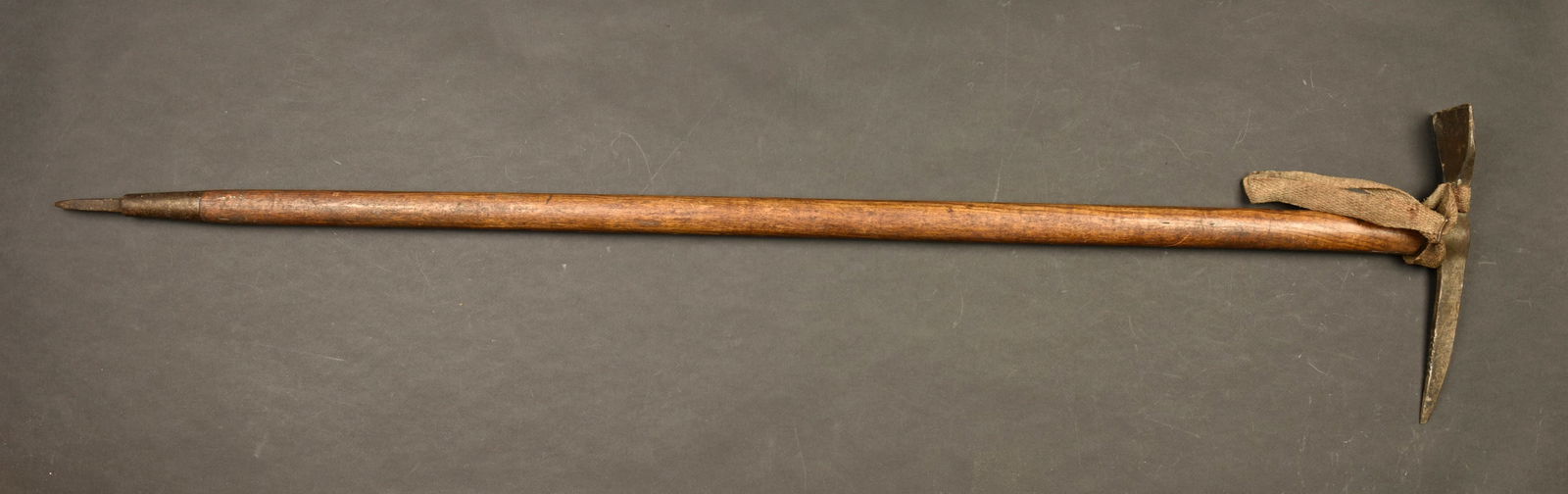 Piolet de Gebirgsjager. Gebirgsjager ice axe: Piolet de Gebirgsjager avec manche en bois. Grand modele. Les parties metalliques sont en tres bon etat. Un marquage allemand partiellement efface est encore visible sur le piolet. La sangle de mainti