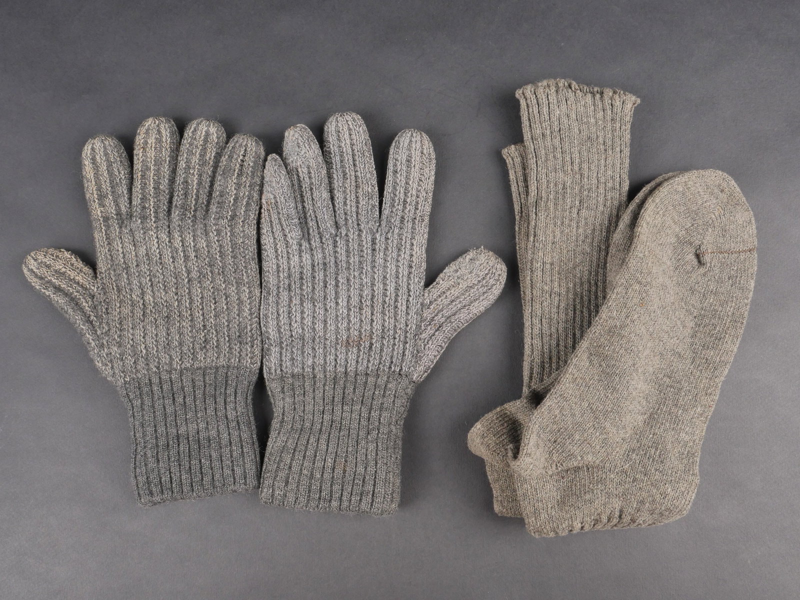 Accessoires hivernaux allemand. German winter accessories: Accessoires hivernaux allemands comprenant une paire homogene en laine grise sans marquage visible et une paire homogene de gants en laine grise et bleue. etiquette marquee P JO 51 avec etiquette nomi