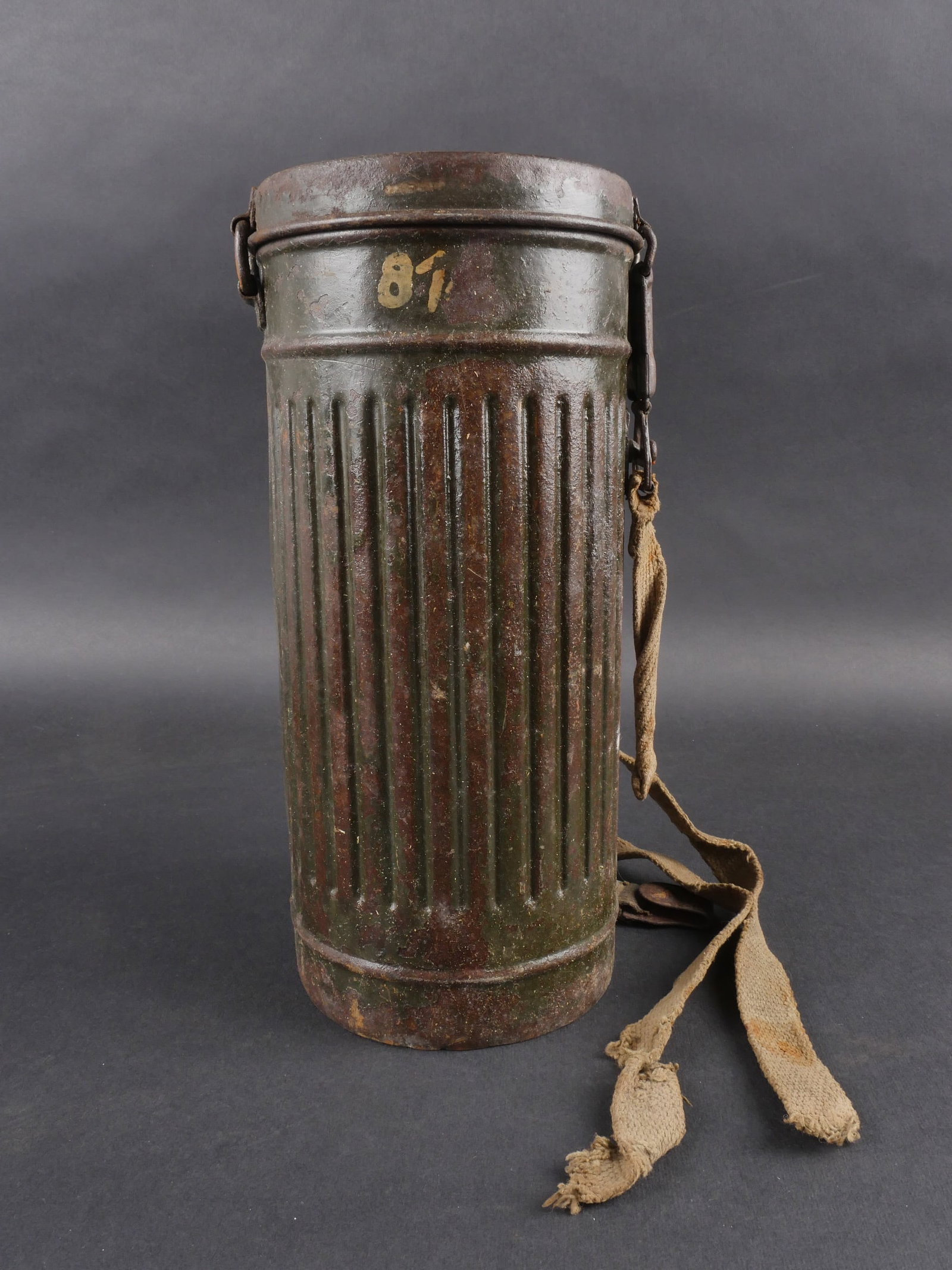 Masque anti-gaz allemand. German gas mask: Masque anti-gaz allemand modele long avec peinture Feldgrau conservee a environ 30 %. Quelques bosses sont visibles. Toutes les sangles sont presentes bien que la grande sangle soit dechiree avec de n