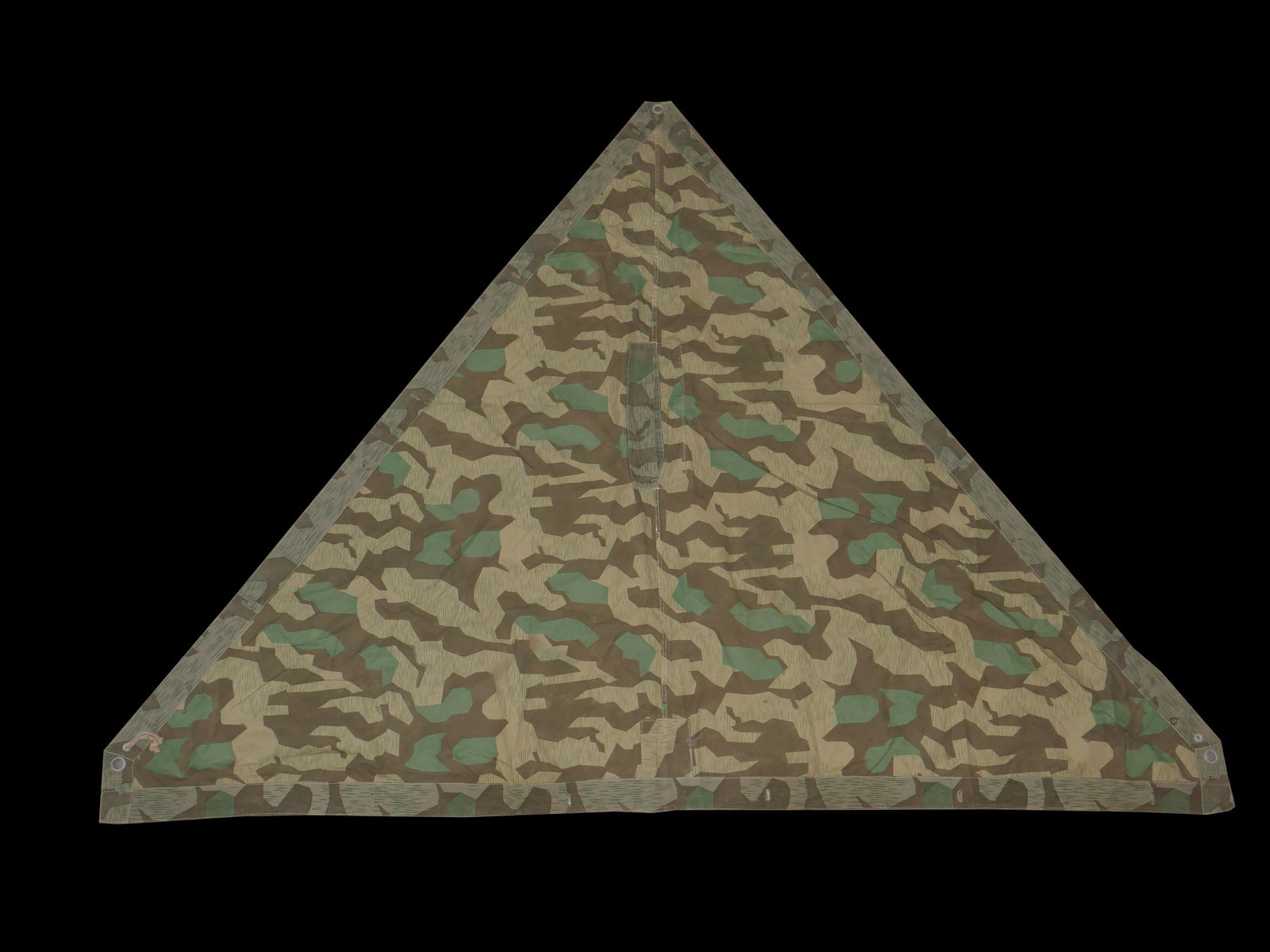 Toile de tente Heer. German tent canvas.: Toile de tente de la Heer en tissu camoufle eclat. La majorite des boutons est presente. Les cordelettes sont manquantes. Marquages illisibles. a noter une certaine usure et patine de la piece ainsi q