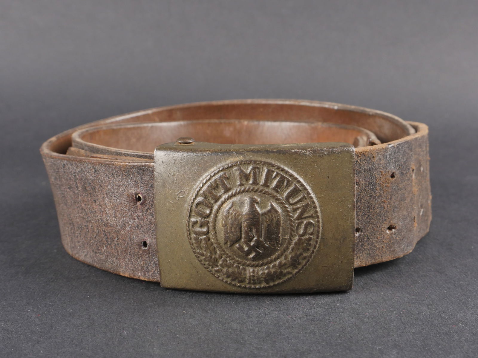 Ceinturon de la Heer. Heer belt.: Ceinturon de la Heer en cuir noir avec bouclerie en metal. Sans marquages visibles. Modele sans patte de reglage. Ceinturon raccourci. Boucle modele Heer en metal, visiblement repeinte. Patte complete