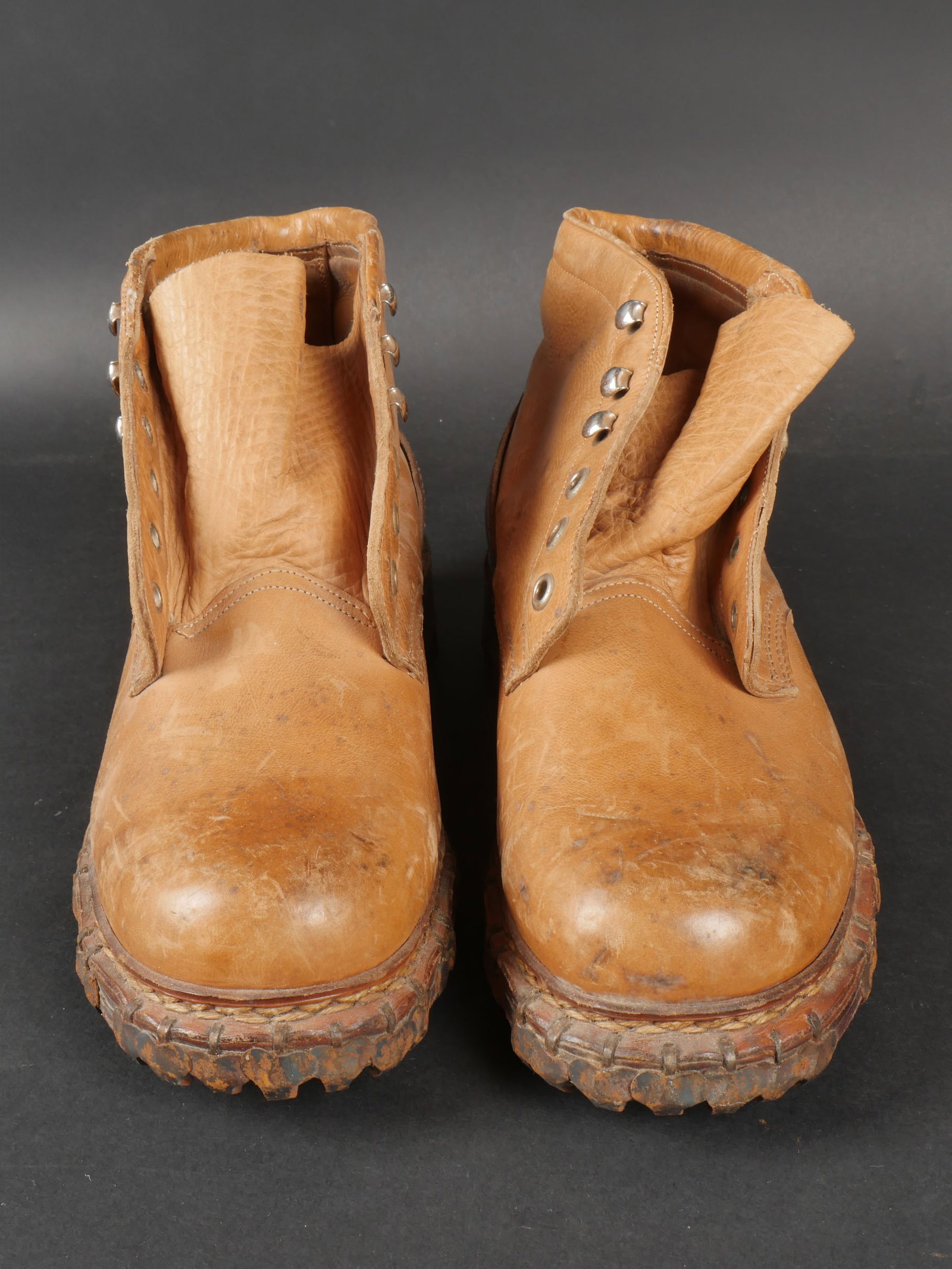 Brodequins type Gebirgsjager. Mountain troop shoes.: Brodequins type Gebirgsjager. En epais cuir fauve et marron. Semelles en cuir disposant de crampons en metal. Trois œillets et trois crochets de lacage, les lacets sont manquants. Probable achat civi