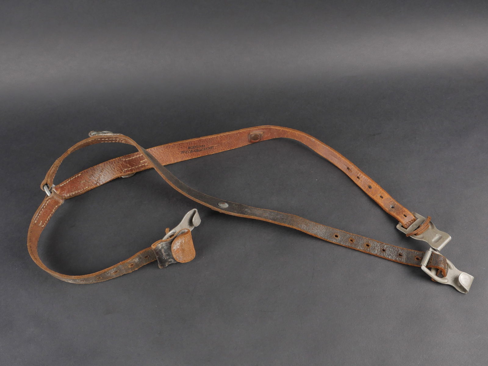 Brelage leger. German Light Y Strap.: Brelage leger en cuir noir, toutes les pieces metalliques sont presentes. Fabrication S. Offenbuch 1939. Nombreux tampons marques Costumes Buttes Chaumont. Cuir souple. Presente une certaine usure et