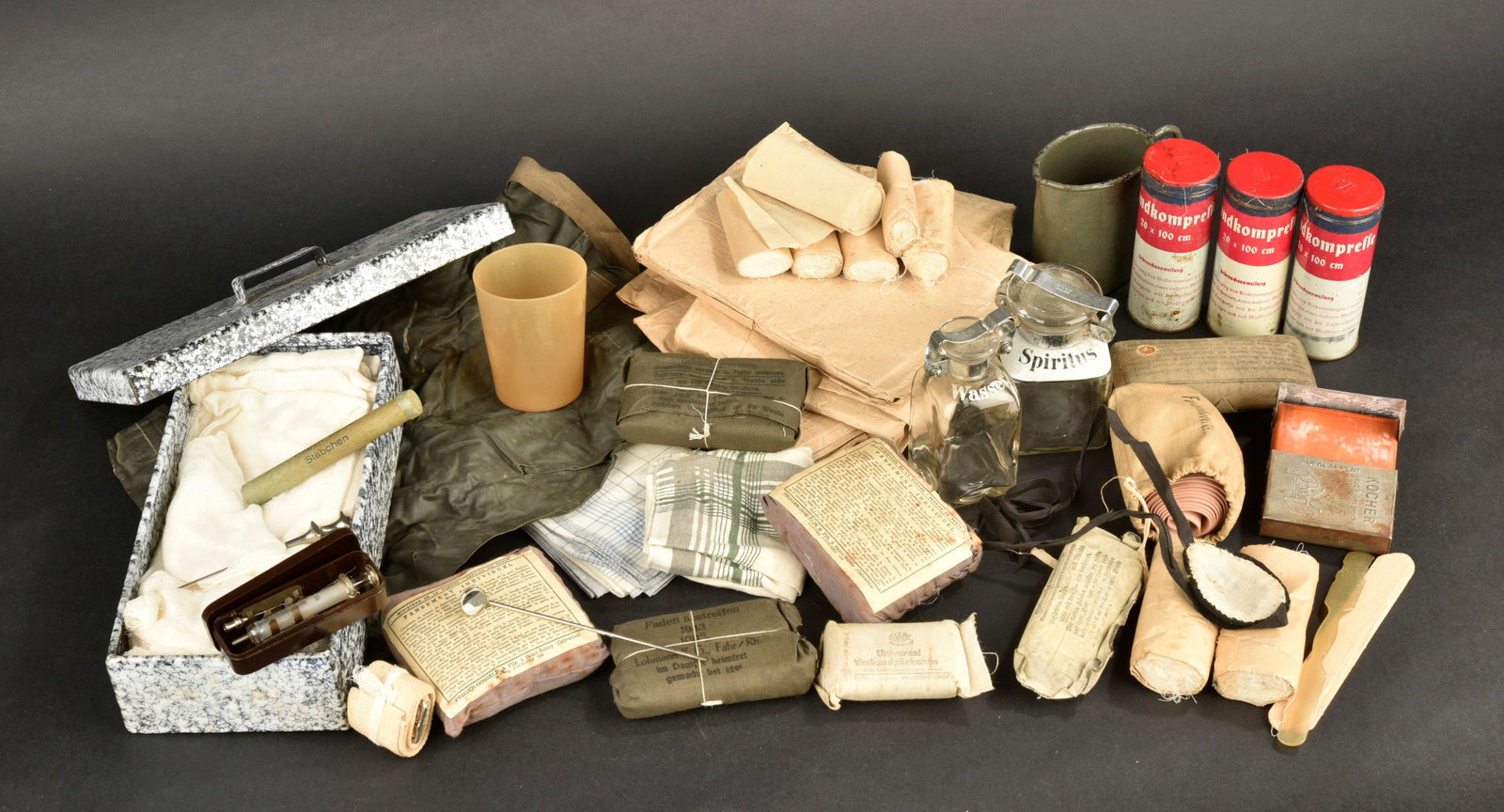 Equipements sanitaire allemand. German medical equipment: equipement sanitaire allemand Lot comprenant trois boites metalliques completes, marquees Brandkompresse 20 x 100 cm, datees du 1er juin 1944. Un rouleau de papier hygienique incomplet. Un pansement n