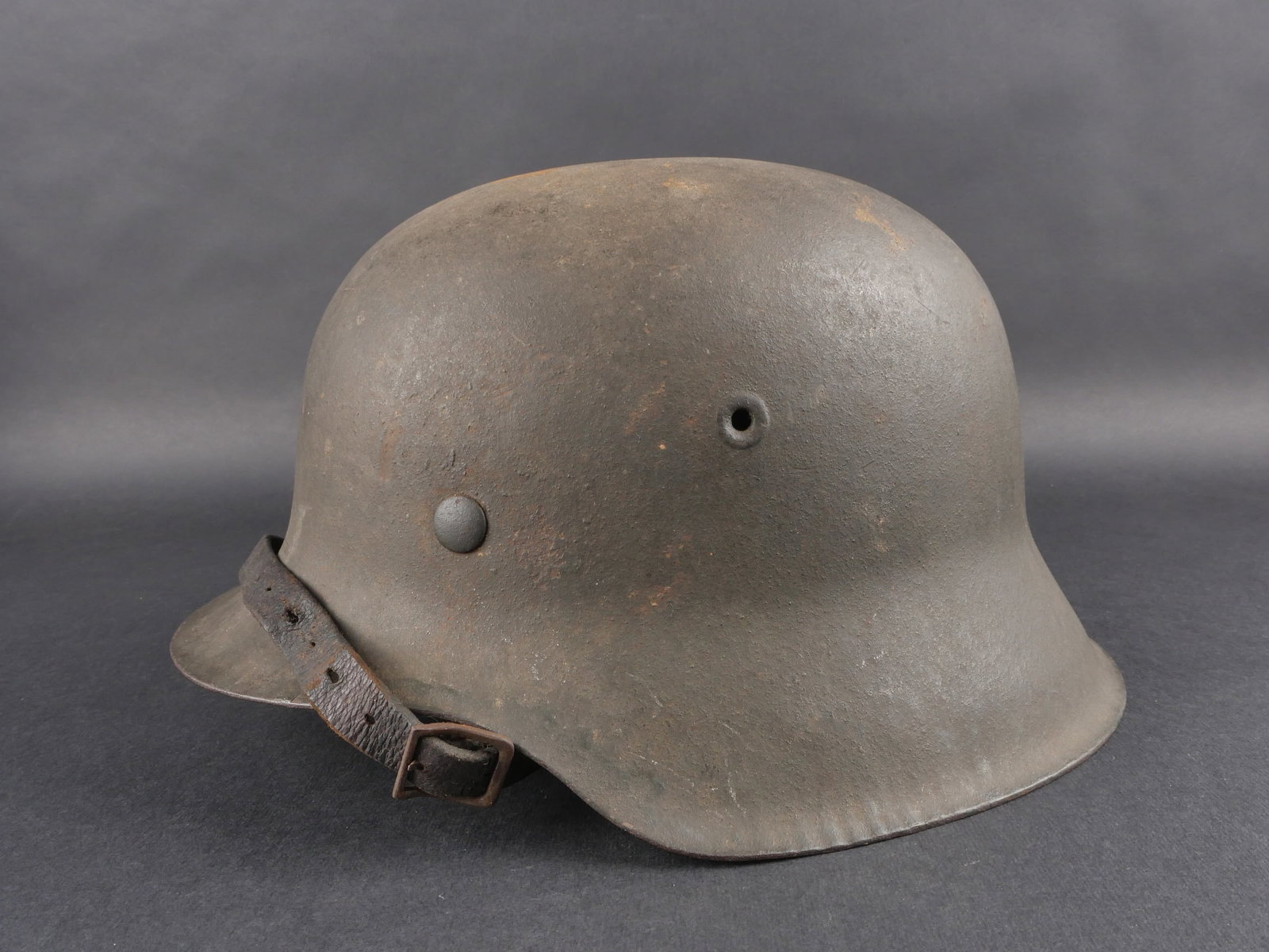 Casque de la Heer. German Heer Helmet.: Casque de la Heer. Coque M42. Numero de lot et code fabricant illisibles. Coiffe en cuir complete avec cordon de serrage. Taille 56. Jugulaire en cuir complete sans marquage visible. Cuir graisse. Pei