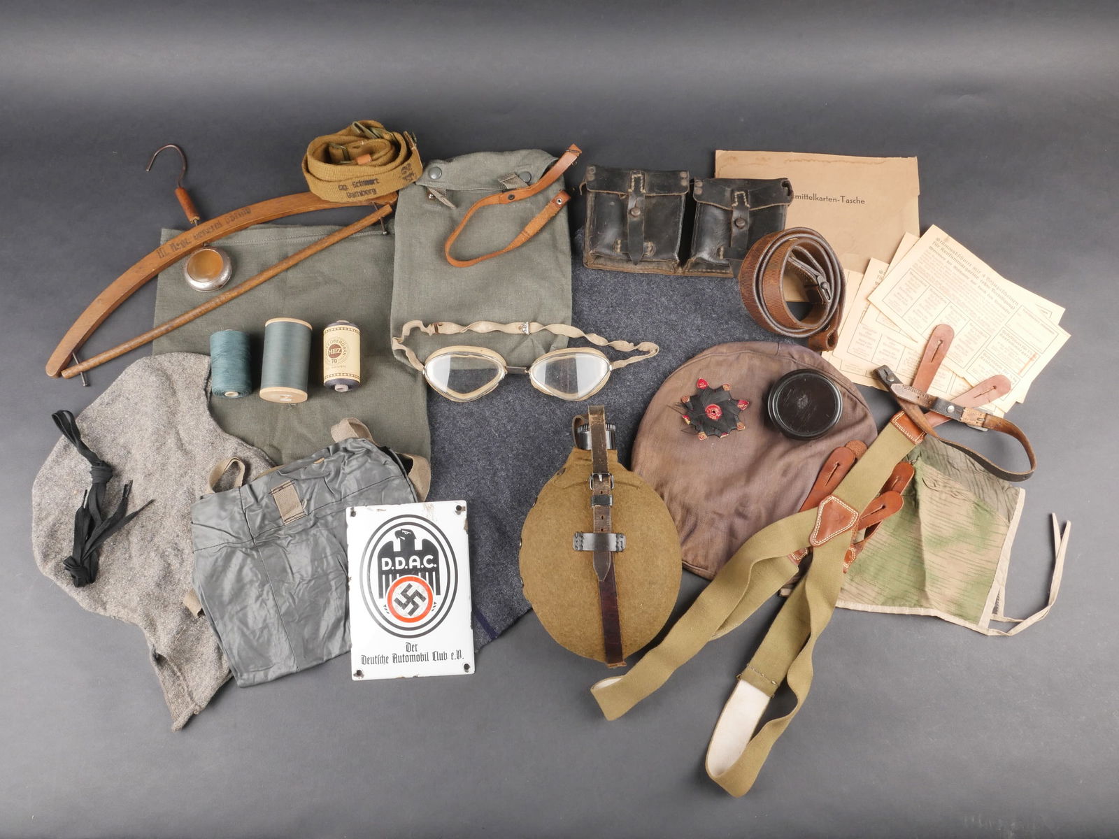 Equipement allemand. German equipment: equipement allemand. Trois bobines de fil de couture, couleur Feldgrau. Boite en bakelite pour baume anti-gaz. Boite en bakelite noire, couvercle marque «?Kart Vorl d Geb K 15?». Une capuche camoufl