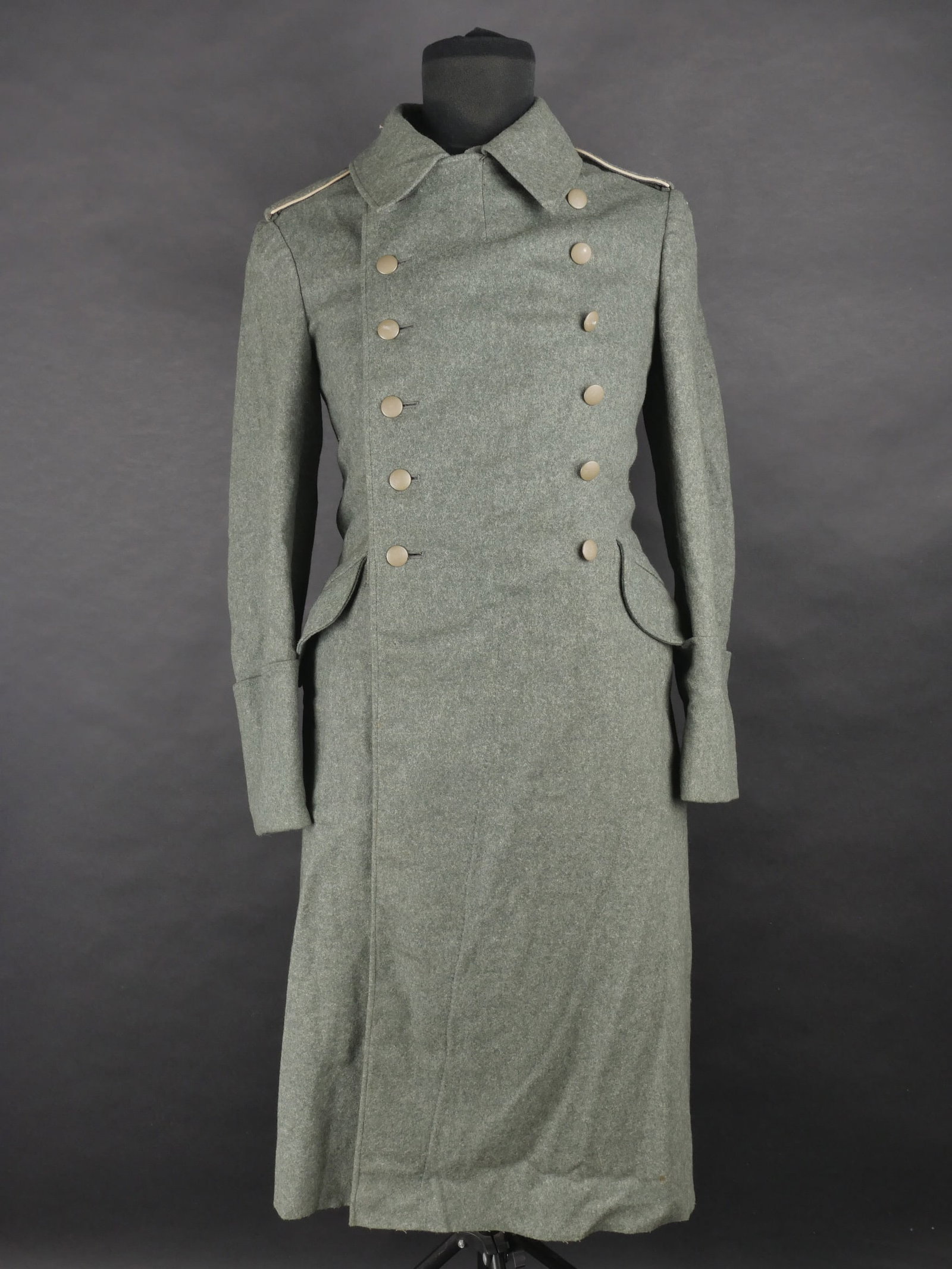 Manteau de la Heer. German Heer coat.: Manteau de la Heer en drap Feldgrau, col complet avec boutons d’origine en Feldgrau. Le bas du vetement ne comporte pas d’ourlet. Interieur double en coton gris. Fabrication Peter Hommen. Indicati