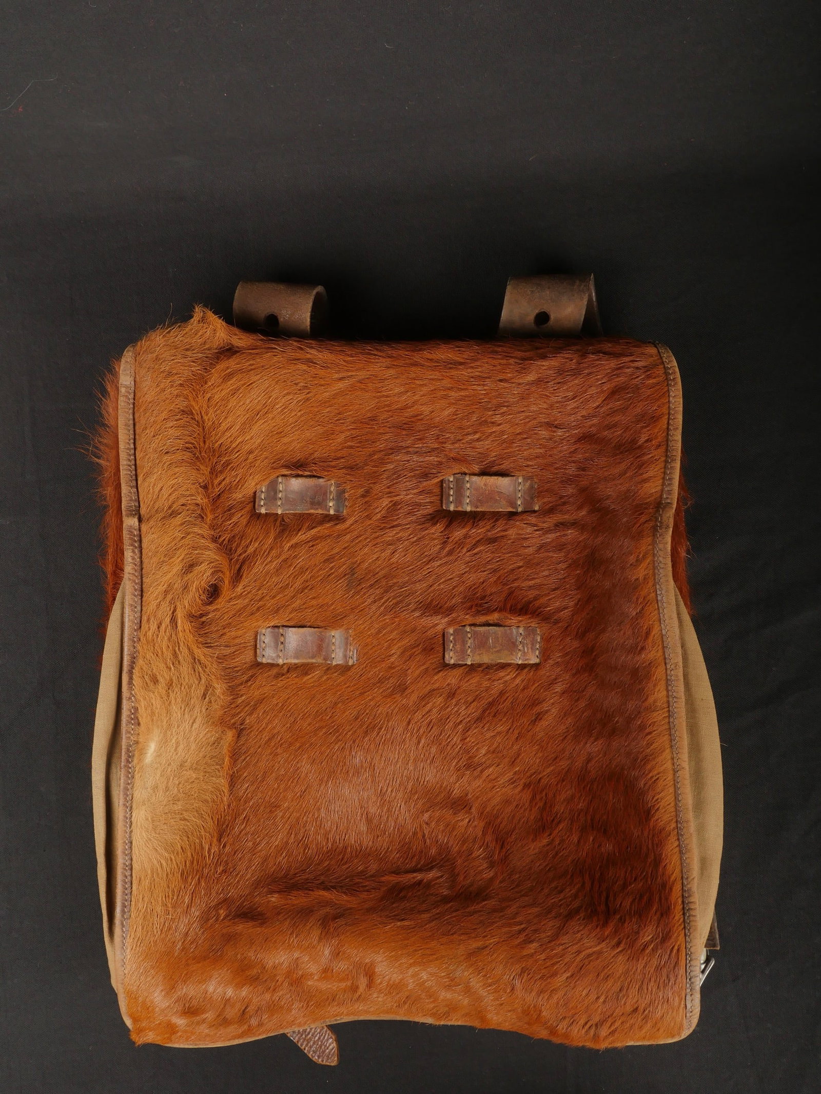 Sac a dos allemand. German rucksack.: Sac a dos allemand. En forte toile beige recouverte de poils de vache marron. Les bretelles sont presentes. Toutes les pieces metalliques sont presentes. Bernhard Meyer 1938. Indication nominative ill