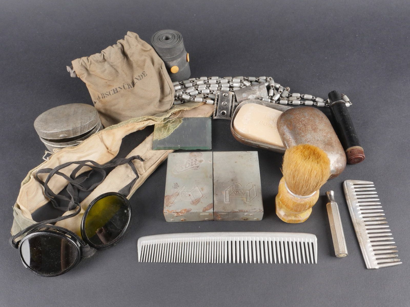 Accessoires de toilette allemand. German toiletry accessories: Accessoires de toilette allemands Comprennent un savon dans sa boite metallique d’origine (oxydee), une paire de lunettes a monture metallique noire, verres verts, cordons de fixation complets, boit