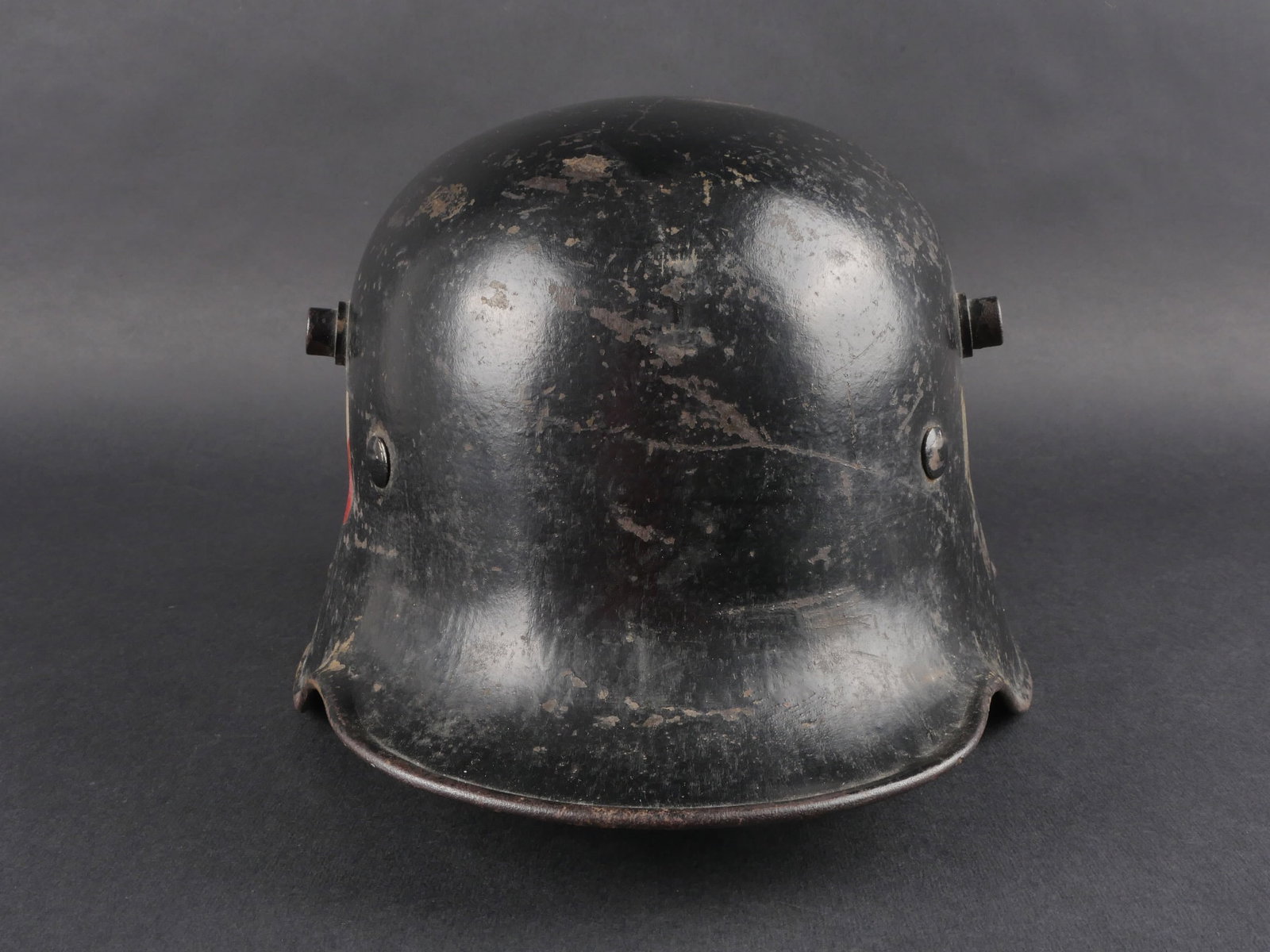 Casque reconditionne Heer. Reconditioned Heer Helmet.: Casque reconditionne Heer. Coque de casque WWI. Fabrication ET, taille et numero de lot illisibles. Peinture noire a 70%. Couleurs nationales a 80%. Aigle de la Heer a 80%. Coiffe en cuir complete, le