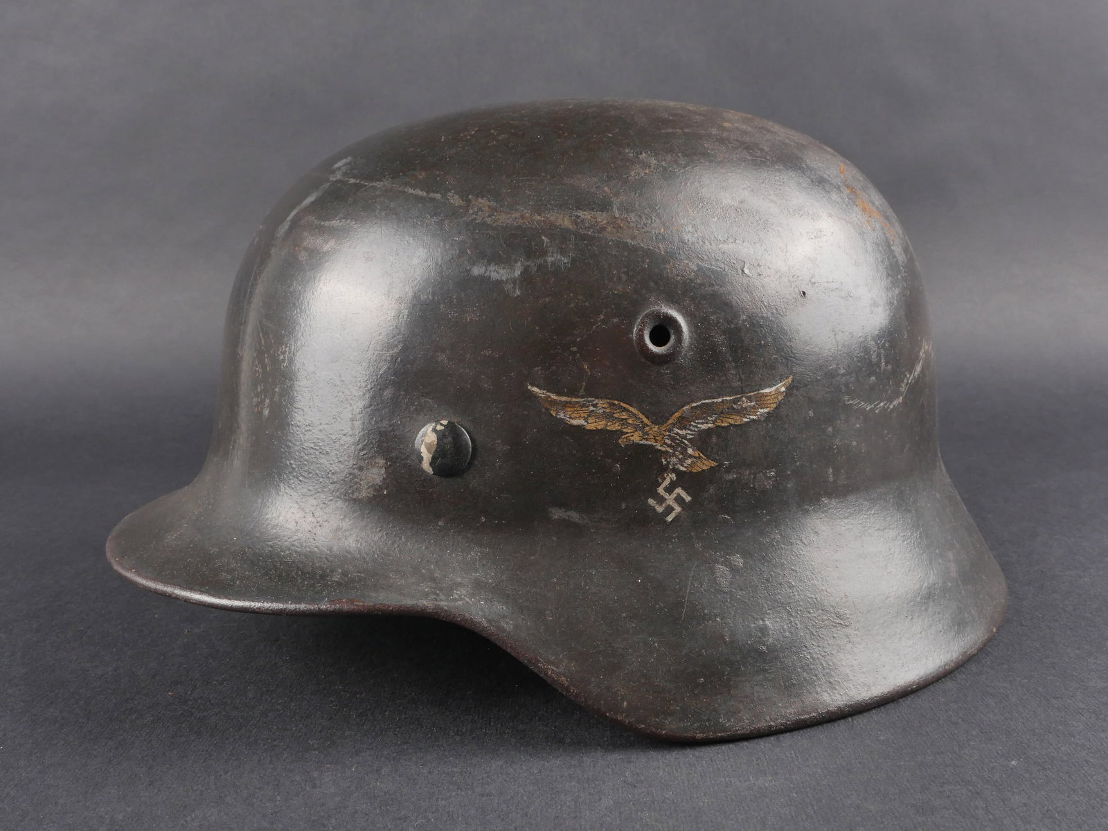 Casque de la Luftwaffe. Luftwaffe helmet.: Casque de la Luftwaffe, modele M-40, numero de lot 59, fabrication ET 66. Coiffe en cuir complete mais fortement usee. Cordon de serrage posterieur. Jugulaire posterieure, cuir graisse. Peinture exter