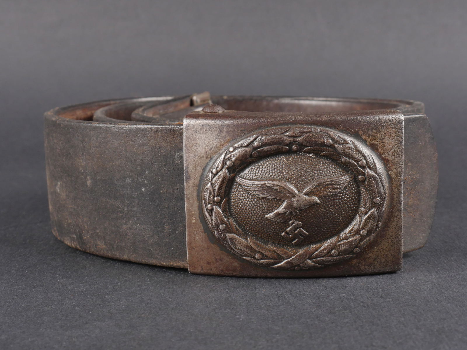 Ceinturon Luftwaffe. German Luftwaffe belt.: Ceinturon de la Luftwaffe en cuir noir, coutures d’origine. Marquage fabricant illisible, taille 95. Boucle de ceinturon en metal, couleur absente. Fabrication B&N 43. Patte en cuir marron, marquage