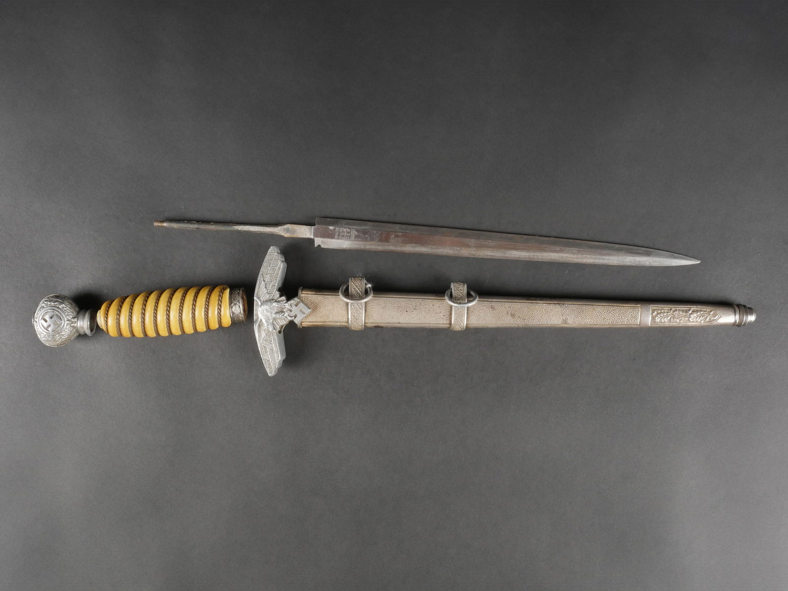 Accessoires de dague LW. Luftwaffe dagger accessories.: Accessoires de dague Luftwaffe comprenant une poignee en celluloid jaune, fortement decoloree par le soleil, avec filigrane complet. Partie superieure portant des traces de colle. Pommeau de dague de