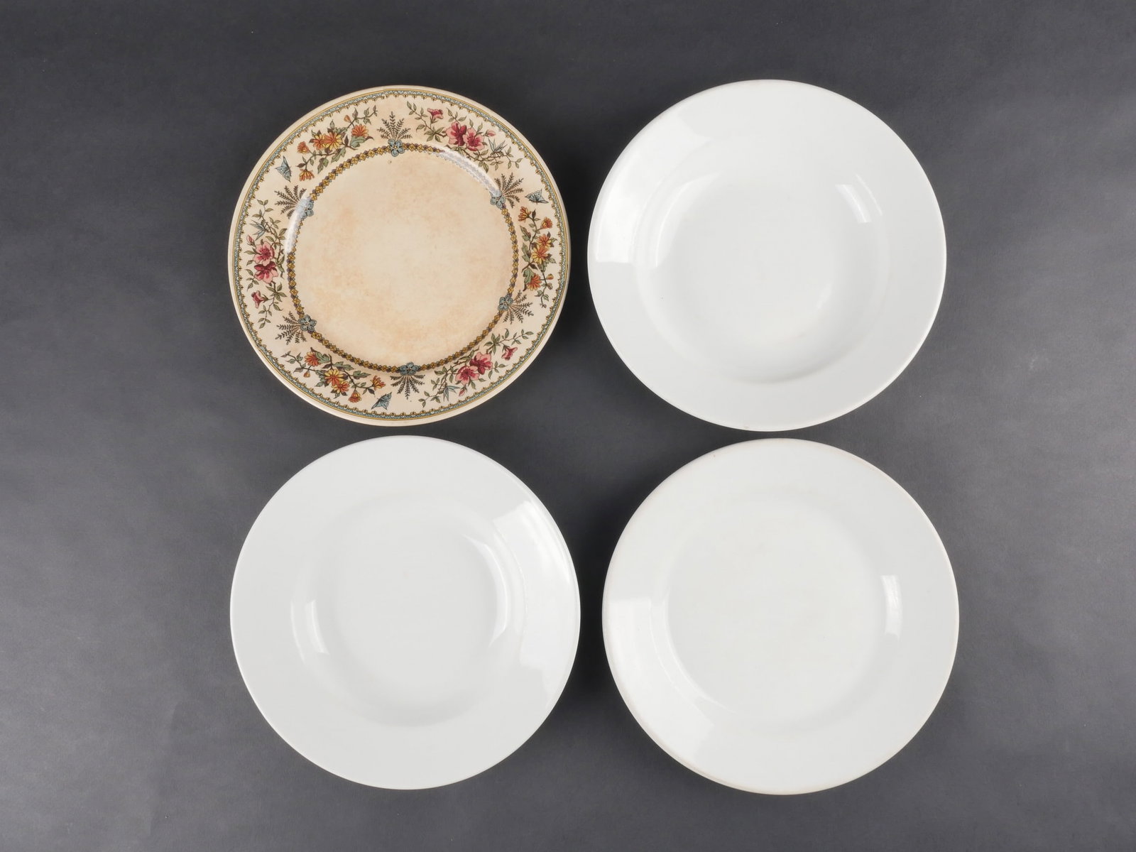 Assiettes de la Luftwaffe. Luftwaffe plates.: Trois assiettes en ceramique blanche de la Luftwaffe, deux creuses et une plate. Beaux aigles. Marquages FLUV Felda Rhon 1937, Plankenhammer 1941 et Hohenberg 1941. Diametre 23,5 et 24 cm. Une quatrie