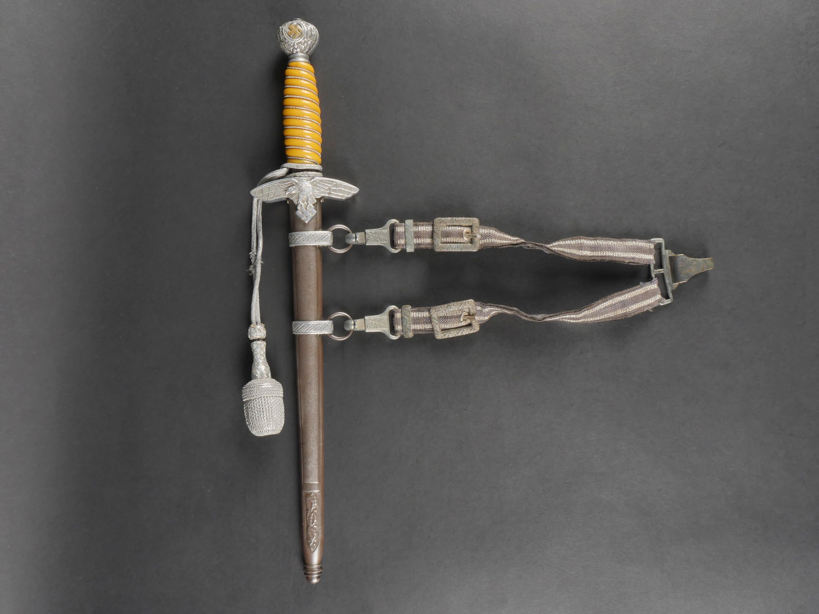 Dague d officier de la Luftwaffe. Luftwaffe dagger.: Dague d’officier de la Luftwaffe avec garnitures metalliques, dorures visibles. Poignee en celluloid jaune avec filigrane complet. Fourreau complet mais oxyde. Belle lame gravee, sans marquages visi