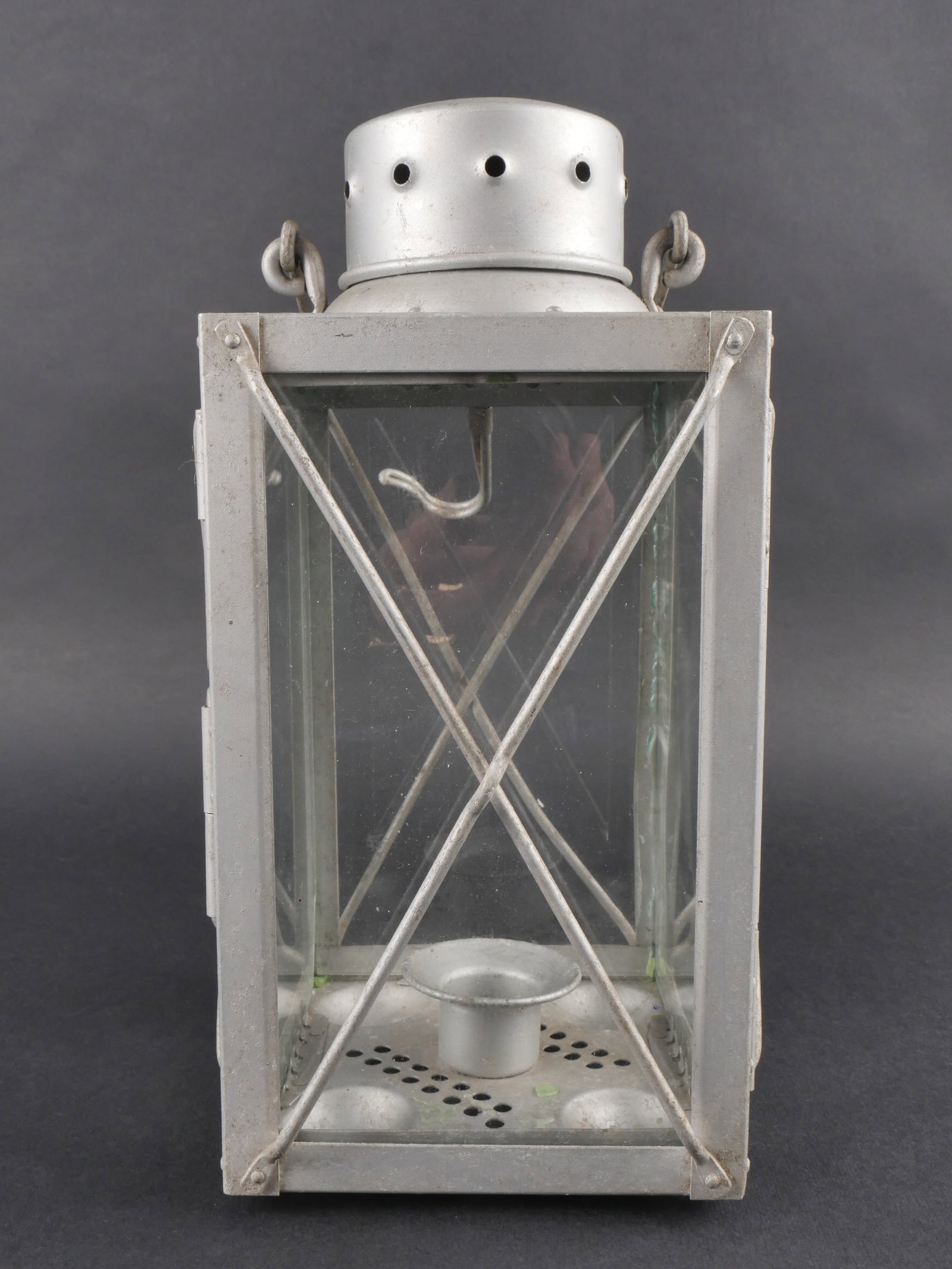 Lanterne de la Luftwaffe. Luftwaffe lantern.: Lanterne de la Luftwaffe en aluminium. Le crochet de fixation est present, accompagne des quatre verres blancs. Bel aigle de la Luftwaffe FL UV, fabrication BB 1938. Presente une certaine usure ainsi 