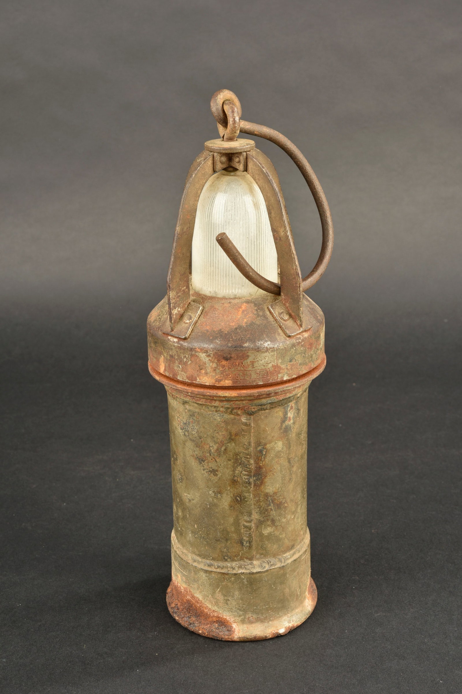 Panzerlantern de la Luftwaffe. Luftwaffe panzer lantern.: Panzerlanterne de la Luftwaffe en metal epais, avec verre complet et crochet de suspension present. Restes de marquages visibles, dont EPL DOMINIT et code FL 56211. Cette panzerhandlampe etait utilise