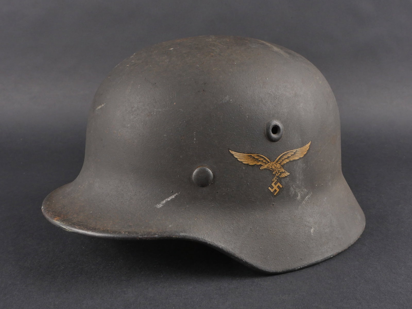 Casque de la Luftwaffe. Luftwaffe helmet.: Casque de la Luftwaffe. Modele 40, fabrication Q64, numero de lot DN 186. Coiffe en cuir usee mais complete avec cordon de serrage. Jugulaire incomplete et cassee. Peinture exterieure a 95 %. Aigle de
