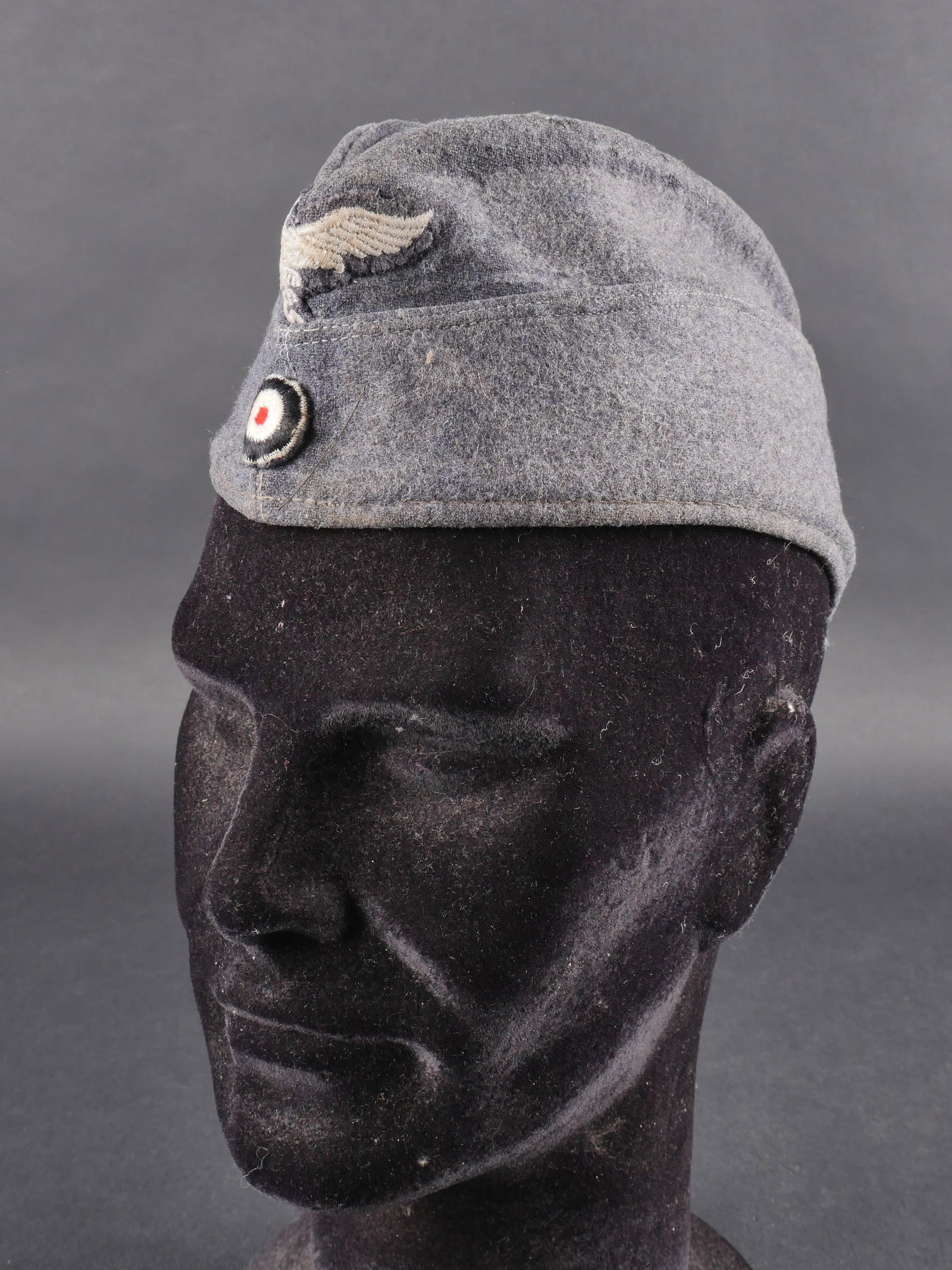Calot de la Luftwaffe. Luftwaffe garrison cap.: Calot de la Luftwaffe. En drap gris-bleu. Aigle et cocarde brodes cousus main. Interieur double en coton gris. Marquages presents mais illisibles. a noter une certaine usure et patine de la piece ains