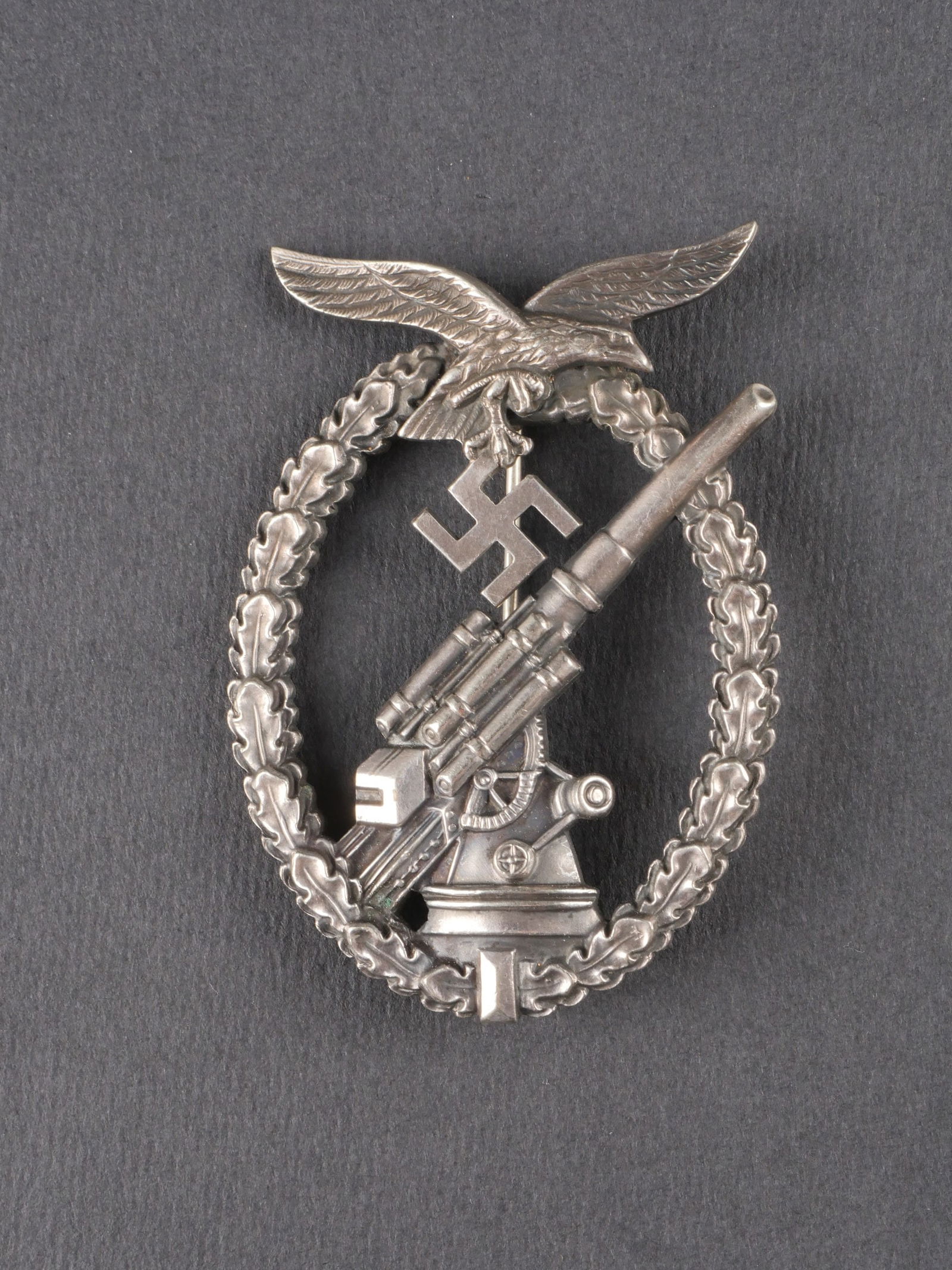 Flakkampfabzeichen.: Flakkampfabzeichen. En metal couleur argent. Attache complete. Sans marquages visibles. a noter une certaine usure et patine de la piece. etat II+. Flak badge in silver-toned metal. Attachment complet