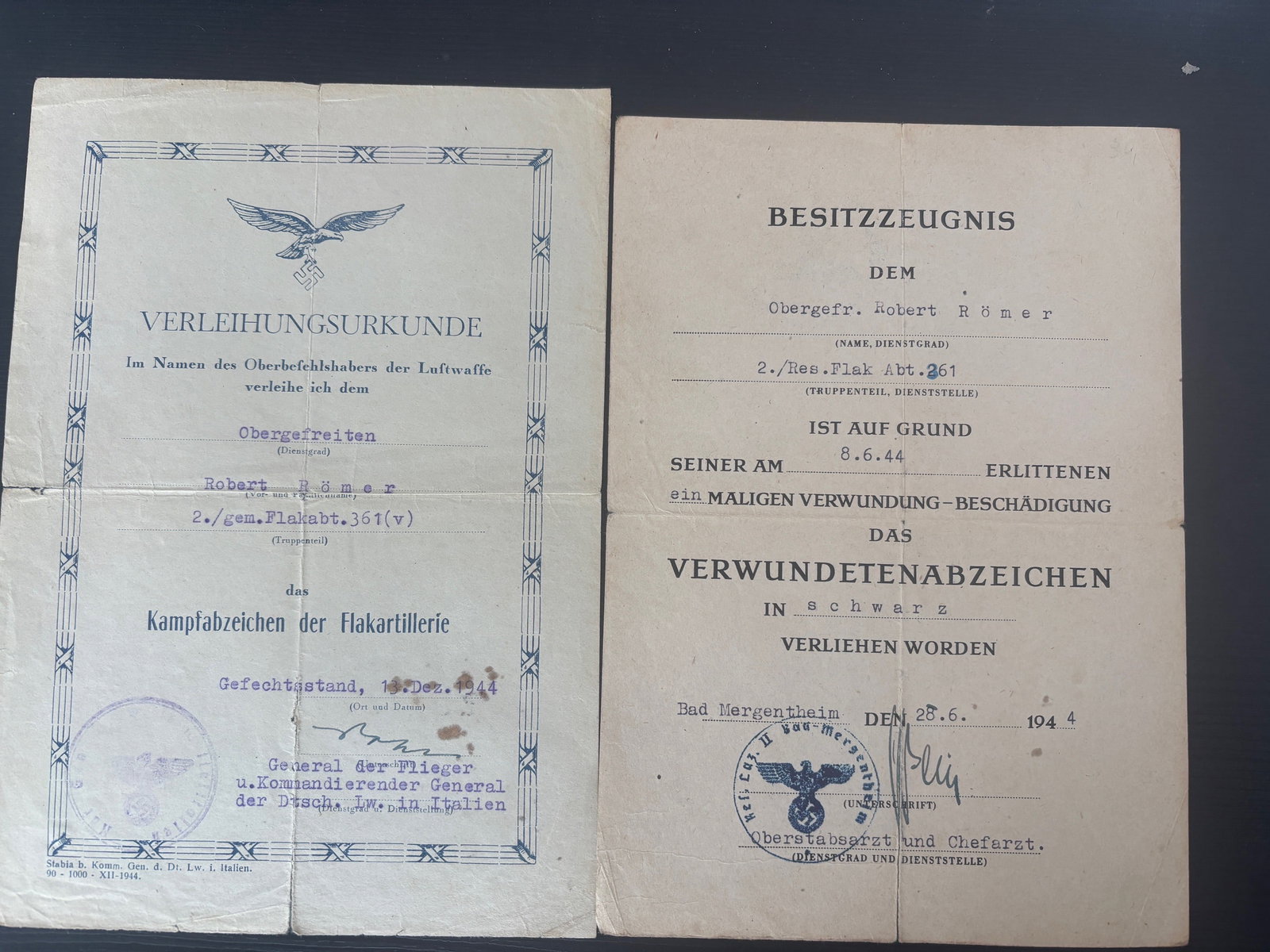 Diplome Flakartillerie. Flakartillerie Diploma.: Diplome du Kampfabzeichen der Flakartillerie en papier avec quelques dechirures visibles, attribue a l’Obergefreiter Robert Romer du 2/Gem Flakabt 361, date du 13 decembre 1944. Document signe par l