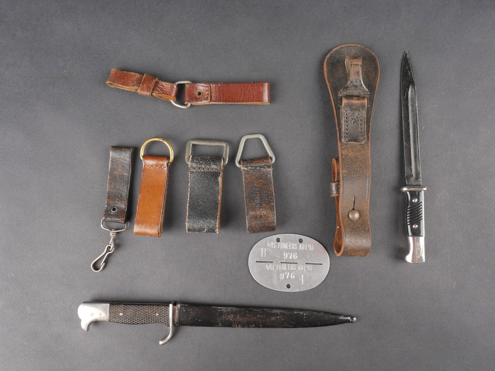 Accessoires allemand. German accessories.: Ensemble d’accessoires allemands comprenant une miniature de baionnette allemande avec garnitures nickelees, plaquettes completes, lame bien conservee dans sa teinte d’origine a 70 %, fabrication 