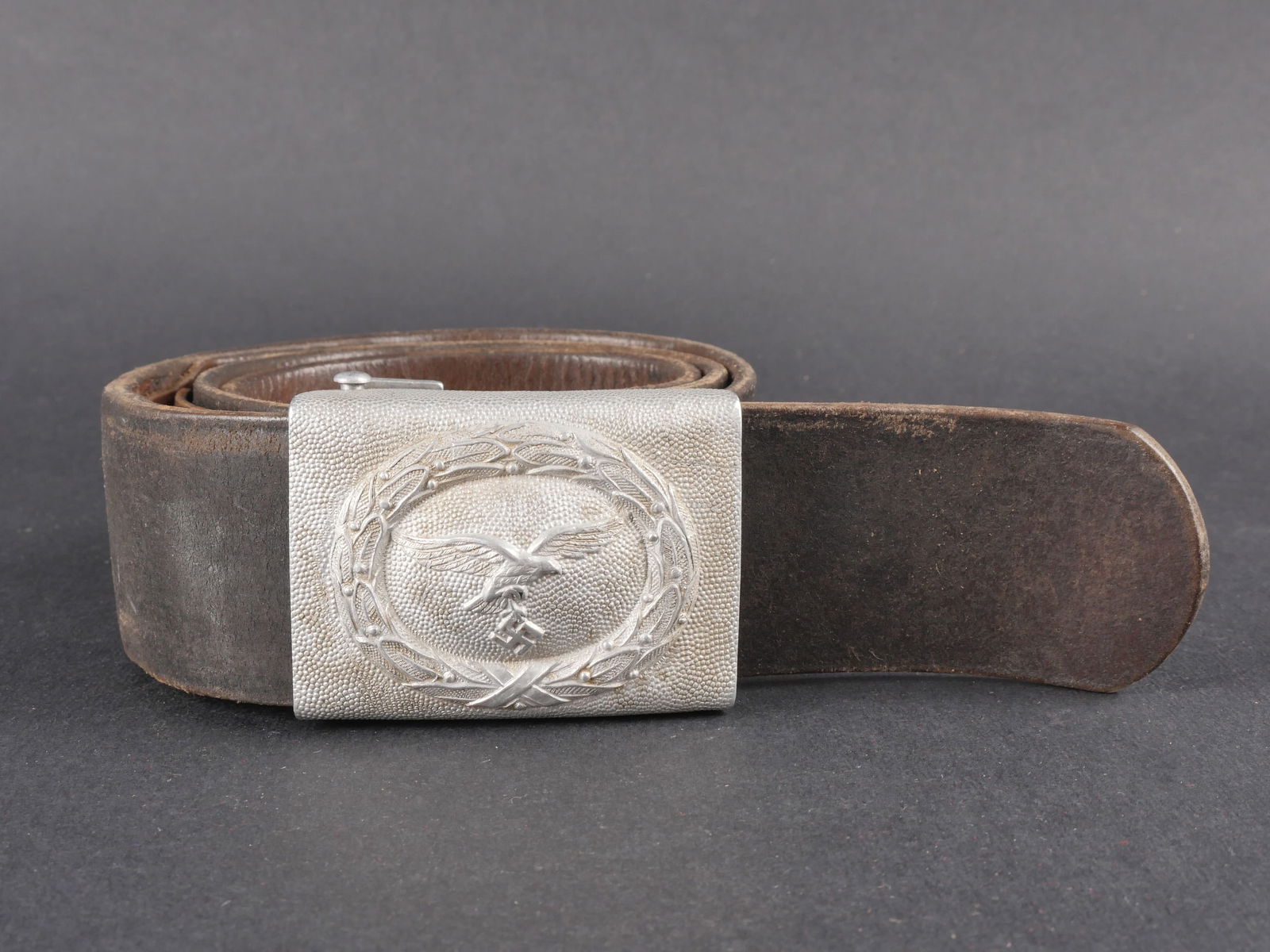 Ceinturon Luftwaffe. Luftwaffe belt.: Ceinturon de la Luftwaffe en cuir noir avec certaines coutures refaites. Bouclerie en metal, taille 95. Aucun marquage visible. Boucle en aluminium grenele avec aigle de la Luftwaffe du second type. P