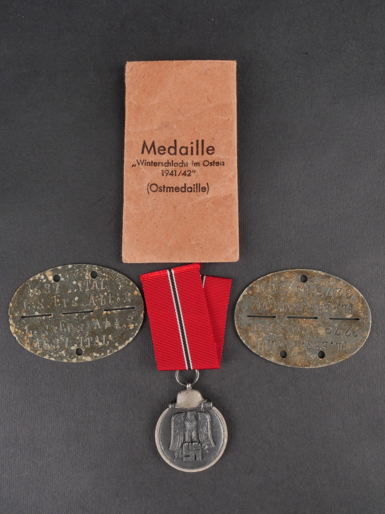 Decorations allemande. German badges.: Ensemble de decorations allemandes comprenant une medaille du front de l’Est dans son sachet d’origine, ruban complet jamais deplie, code fabricant 15. Inclus egalement une plaque d’identite en 