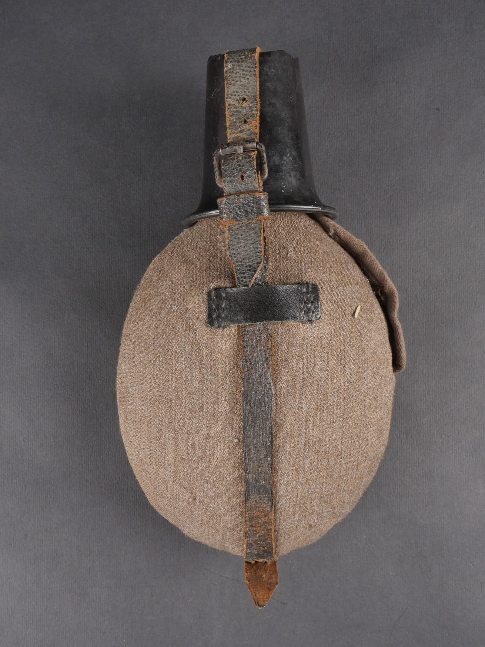 Gourde allemande. German Canteen.: Gourde allemande en metal emaille rouge avec bouchon en bakelite noire. Housse en toile ersatz grise. Boutons-pression fonctionnels. Harnais en cuir noir complet avec mousqueton fonctionnel. Quart en