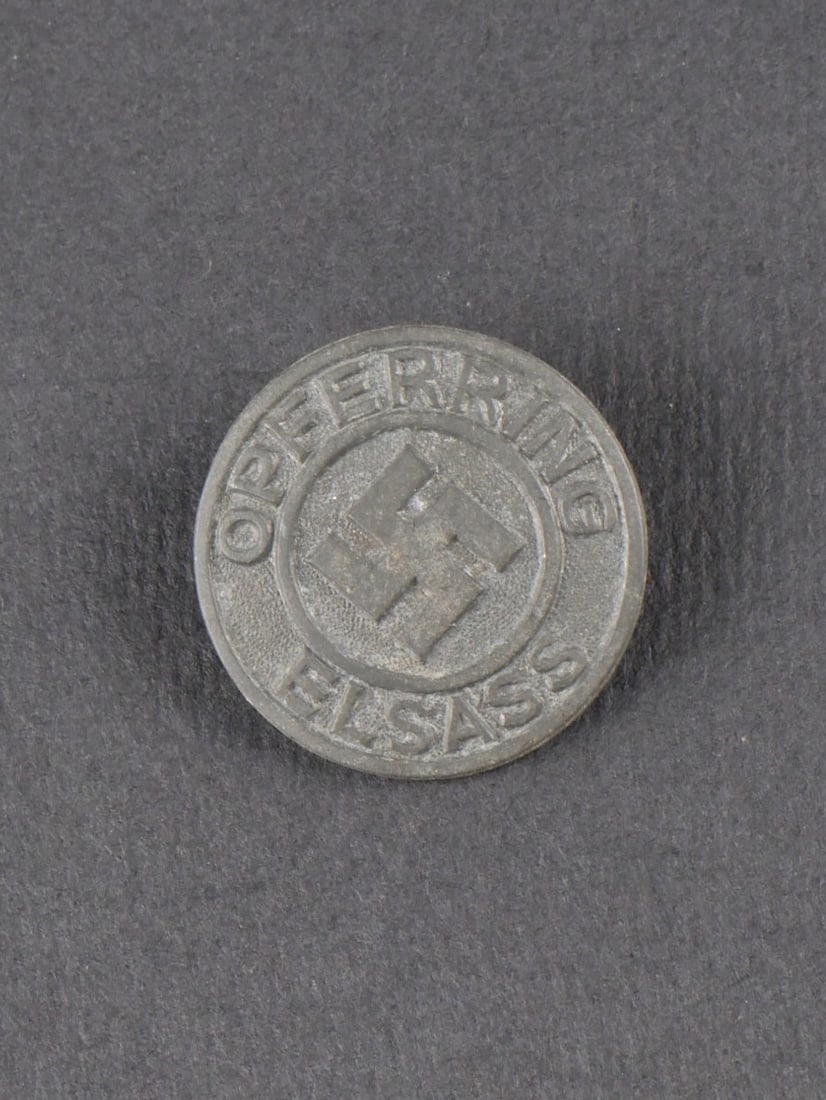 Insigne Elsass Opferring. Elsass Opferring insignia: Insigne Elsass Opferring en metal, bien marque, attache complete. Fabrication R. Hauschild, Pforzheim. Usure et patine visibles. etat II+. Elsass Opferring badge in metal, well marked, with complete f