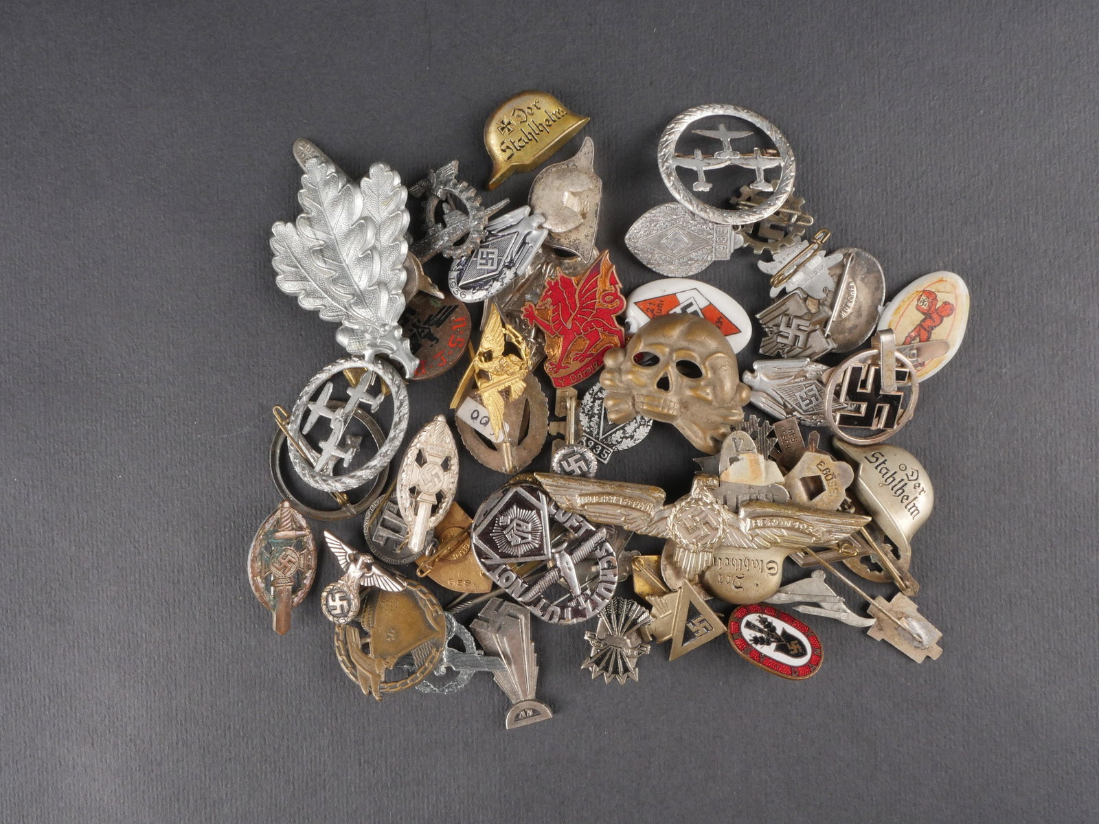 Insignes allemand. German insignia.: Ensemble de 57 insignes allemands de modeles et fabrications varies. Certaines pieces presentent des attaches manquantes. Usure et patine generales. etat II+. Set of 57 German badges of various models