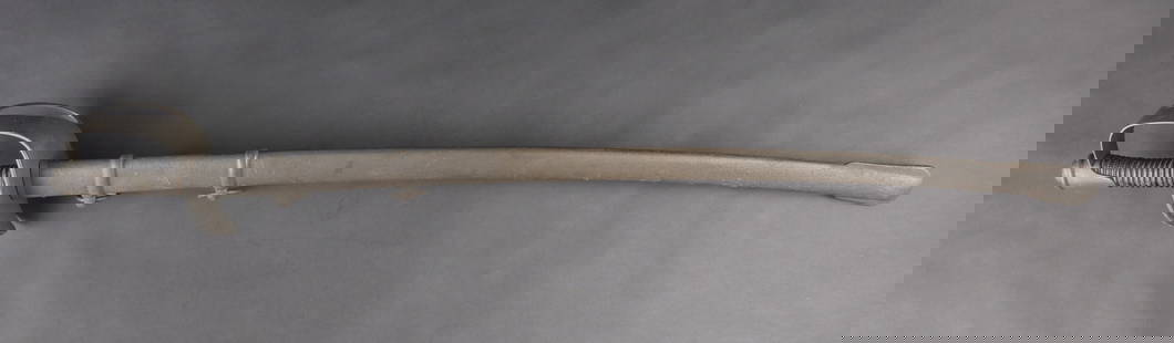 Sabre de cavalerie italienne. Italian cavalry saber: Sabre de cavalerie italienne, modele 1860. Garde pleine de type D avec une echancrure. Pommeau en metal. Garnitures metalliques oxydees et repeintes. Poignee complete, filigrane incomplet. Belle lame