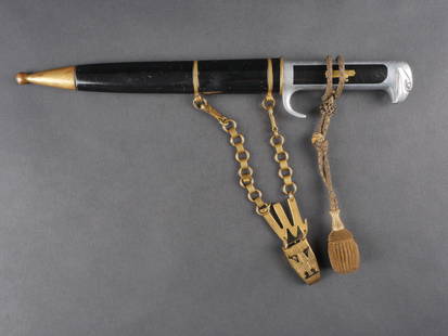 Dague dofficier italien MVSN. Italian MVSN officer’s dagger: Dague dofficier italien MVSN. Poignee en metal leger argente. Pommeau en forme de tete d’aigle. Plaquettes noires en materiau composite, ornees de l’insigne fasciste en laiton. Lame chromee de 19,