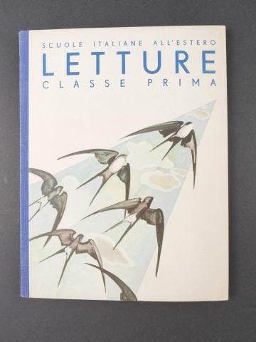 Livre scolaire fasciste. Fascist school book.: Livre scolaire fasciste. Belle couverture en couleur, titre Scuole Italiane All Estero Letture Classe Prima. VIII Edizione Roma 1940 Anno XVIII. A noter une certaine usure et patine de la piece. Etat