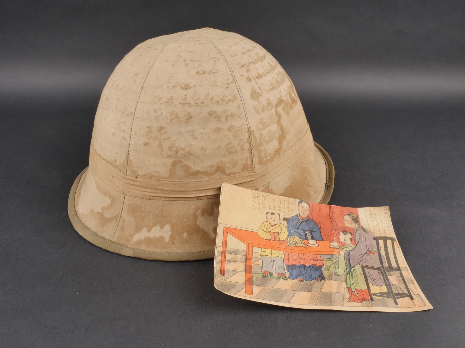Casque tropical japonais. Japanese tropical helmet: Casque tropical japonais, constitue d’une armature en bambou tresse recouverte de toile beige. Bordures en tissu kaki. Coiffe interieure complete avec jugulaire. etiquette coloree au fond. Une dechi