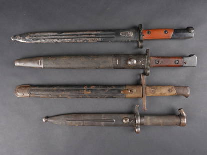 Lot de 5 baionnettes italiennes et etrangeres. Lot of 5 Italian and other foreign bayonets: Lot de 5 baionnettes italiennes et etrangeres. Une baionnette armee des Indes numero 1 MkIII en bon etat. Une baionnette Suede M1886 etat moyen. Une baionnette export pour le Perou, fourreau non au mo