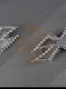EK I. German Iron Cross.: Croix de fer de premiere classe en metal. Partie centrale partiellement oxydee. Fabrication bombee, avec attache dorsale a vis et poincon 800 au dos. Presente une certaine usure et une patine affirmee