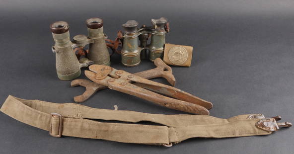 Lot dequipements allemands ww1. Set of WWI German equipment: Lot dequipements allemands ww1. De la collection Jean-Marie Krzywanski. Deux paires de jumelles dont Fernglass 08, cle MG, bretelle de sac a pain / Brotbeutel Riemen, pince coupante modele 1911 et bou